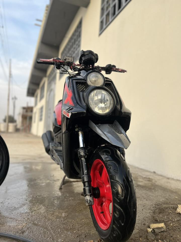 السلام عليكم للبيع سكنس جبلي بلاديه برغي مامفتوح بيها لامكينه ولاكلجات نكره سلف بكل وقت  زوج تايرات جدد كهربائيات كلها شغاله نقصها دسكات اماميه وقمجي مال صندوك فقط مكانها بغداد بوب الشام سعرها 800 الشراي يتصل ***********
