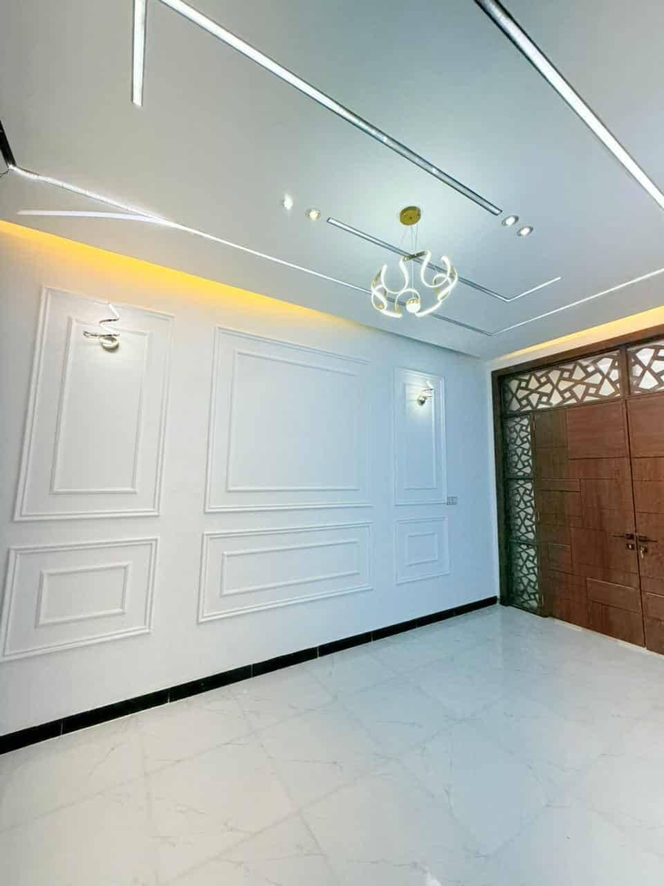 يعلن مكتب الاصدقاء للعقار ولمقاولات العامه 🕌🤑🤑

بيت البيع مساحته 150 متر طابوزراعي سند 25اقرار محكمه ثاني يوم مداور 🏡🏡🏡🤑
.
كافت الخدمات ماء /كهرباء /مدارس حكوميه وهليه /شوارع تبليط الحد الباب /

البيت يتكون من كراج كبير /ستقبال /صاله /مطبخ /غرف نوم عدد2 /حمامات خارجيه و دخليه /فول جيب مهندس وفحص🏡🏡🏡

البناء حديث /ساس وسقف صب مركزي البناء طابوك جمهوري ارضيات بورسلين جدران سيراميك هندي درجه اولى /تحفه فنيه/🏡🏡🏡البيت كمل مفتاح🤑

#الموقع /نجف شارع الصب عمود 317بل خط الاول يبعد عن شارع العام 150 متر

لاتصال على رقم (***********) واتساب
