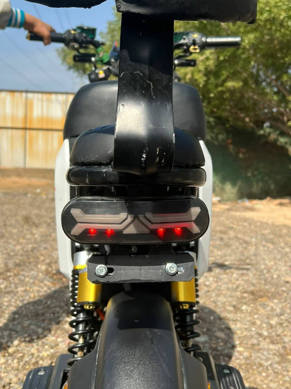 السلام عليكم عندي دراجه شحن R9 للبيع فول مواصفات موديل 2025 مكاني بغداد الدوره حي الصحه دراجه نوع ويلي
المواصفات:
--بطاريه%100 ما مبدله مختومه ختم ويلي 
--شاشه رقميه مقياس (شحن - سرعه ـ امبير)
-- بيها سماعات نظام بلوتوث صوت عالي 
--ليتات LED قوي جداً 
--تجي بيها سله 
-- بيها اربع سرع(1:2:3:4)
--سرعه 109 
دراجه كامله وجديده مستعمله فقط 3اشهر 
للتواصل على الصفحه او على الرقم ***********
السعر 425وبيها مجال بسيط
