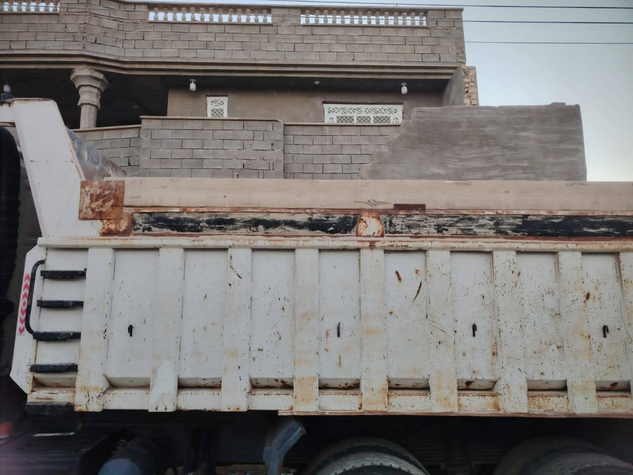 سلام عليكم بدي قلاب ١٢ متر كاعيه جديده سعر 35 ***********
