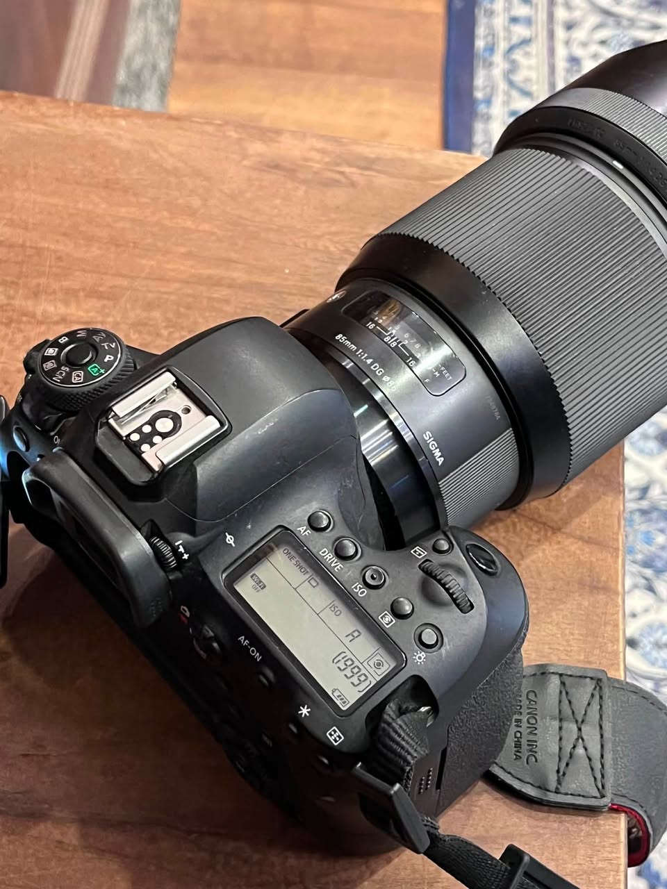 d6mark 2 مع عدسة 85 سيكما 
استعمال بنية للبيع راسلني. دايركت


**إذا كنت صاحب هذا الإعلان وتريد حذفه لأي سبب، رجاءا أرسل رسالة إلى الدعم الفني**
