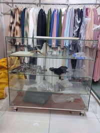 ميز • خزانة • للبيع