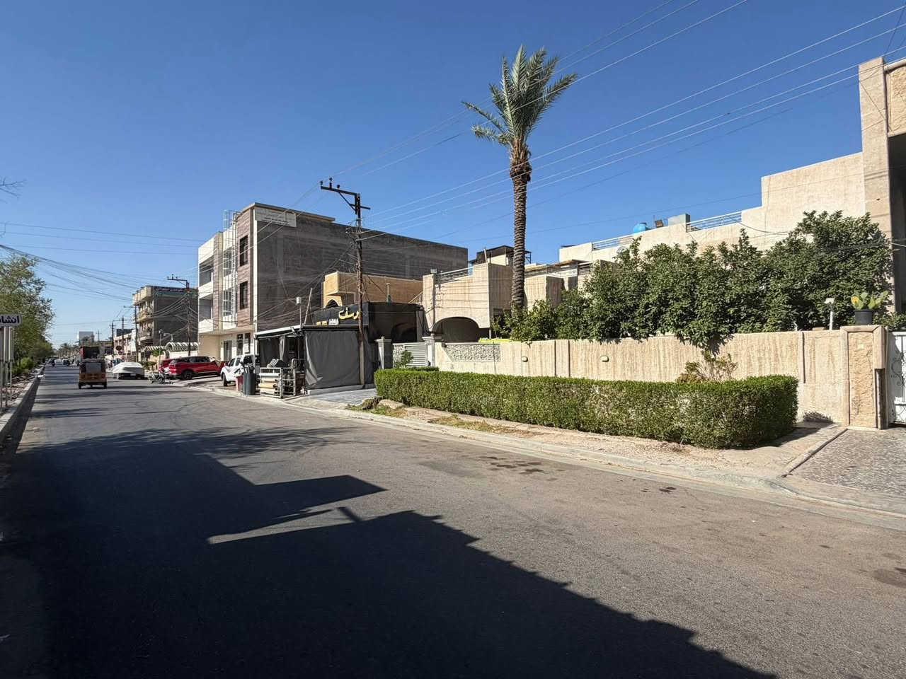 بيت للبيع ٣٢٠ متر واجهه ١٦ ونزال ٢٠ طابقين بناء كلاسك 
كراج وحديقه مدخلين صاله واستقبال وحمام وغرفتين ومنور
طابق ثاني ٣ غرف وحمام وسطحين 
يباع كامل او تقطيع ١٦٠ م او ١٢٠ او ٢٠٠ يعني مو اقل من ١٢٠ م
خدمات ماء كهرباء مجاري تبليط عرض شارع ٢٠ سايدين 
الموقع الغزالية شارع المشجر سايدين بين المشجر والمركز 
للاستفسار- زيارتنا 
مكتب المشجر للعقار الغزالية شارع المشجر مقابيل بانزين 
خانه 
او اتصال على ارقام التالية 
***********
***********
***********
