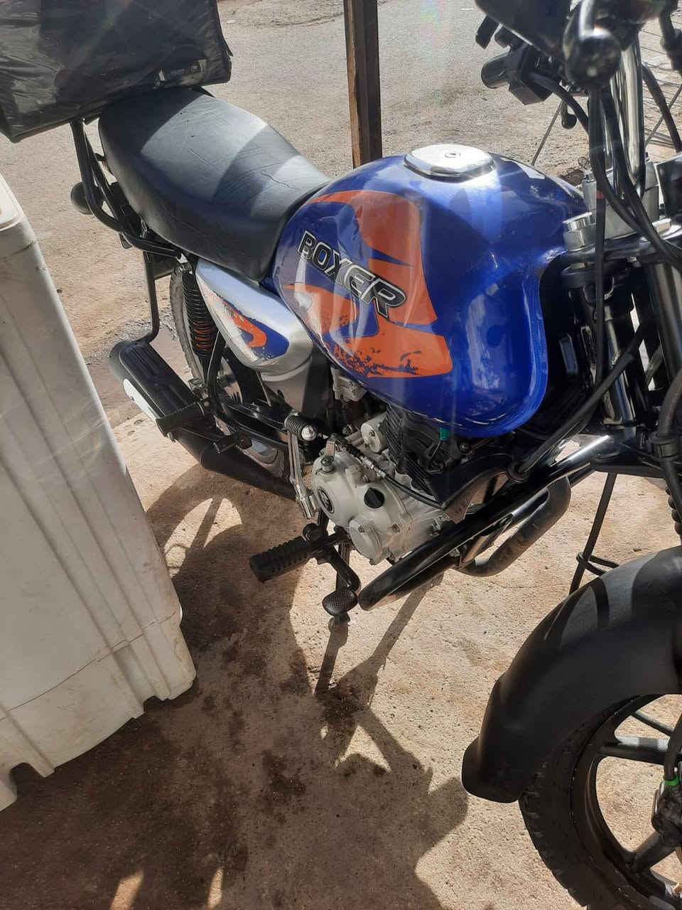 السلام عليكم 
بوكسر للبيع موديل 22 مجفته تجفيت شركة 
رقم بغداد السعر 2500 
 ***********
