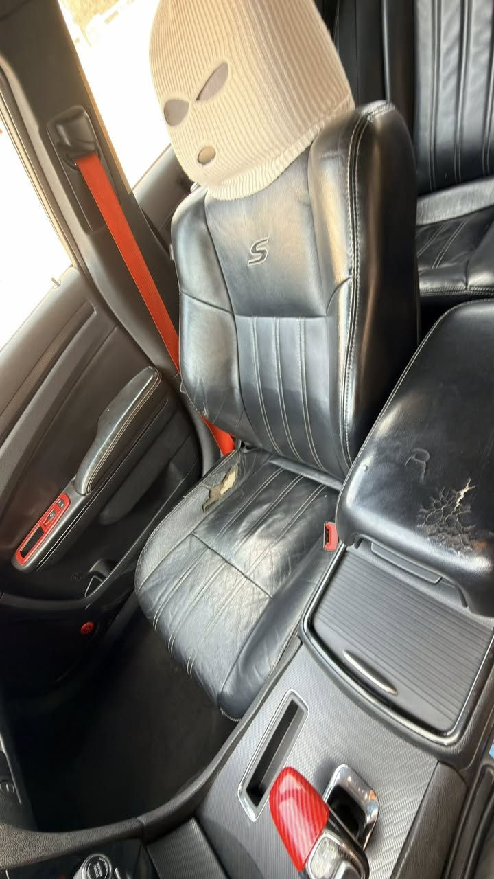 غرفه Sللبيع السعر 350 قفل الخلفي جديد بس الامامي المقاعد مشكوك الجلد مامتواجد ع الفيس اتصل ***********

