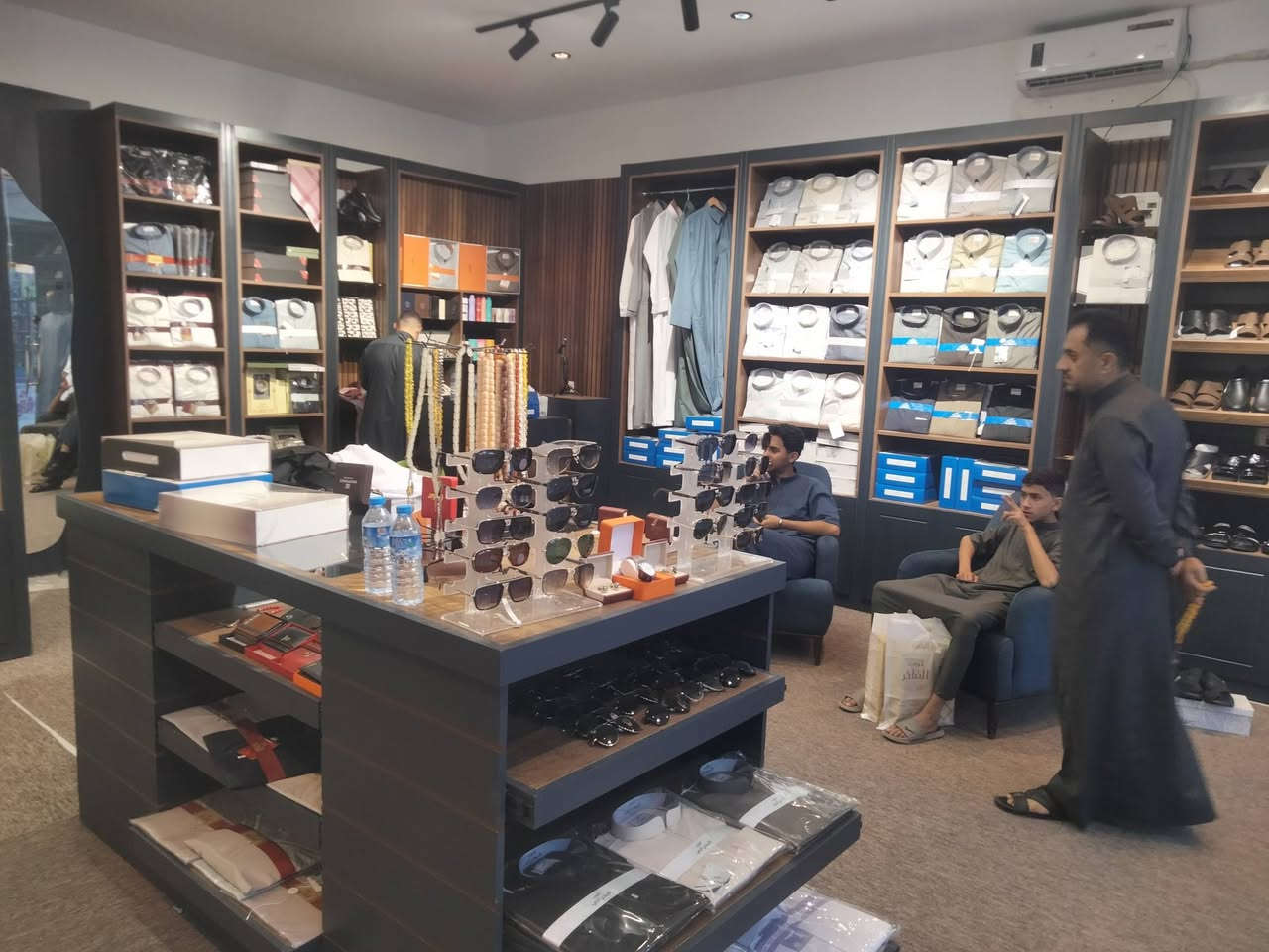 من الدشداشة للعگال … كلشي جاهز الك ✨
اختصرنا عليك التعب …. كلشي بمكان واحد ✨
هيبة للزي العربي - تكريت - رويال مول - رقم المحل 101 
***********
#دشداشة #رجالي #follow #explore #تسويق
