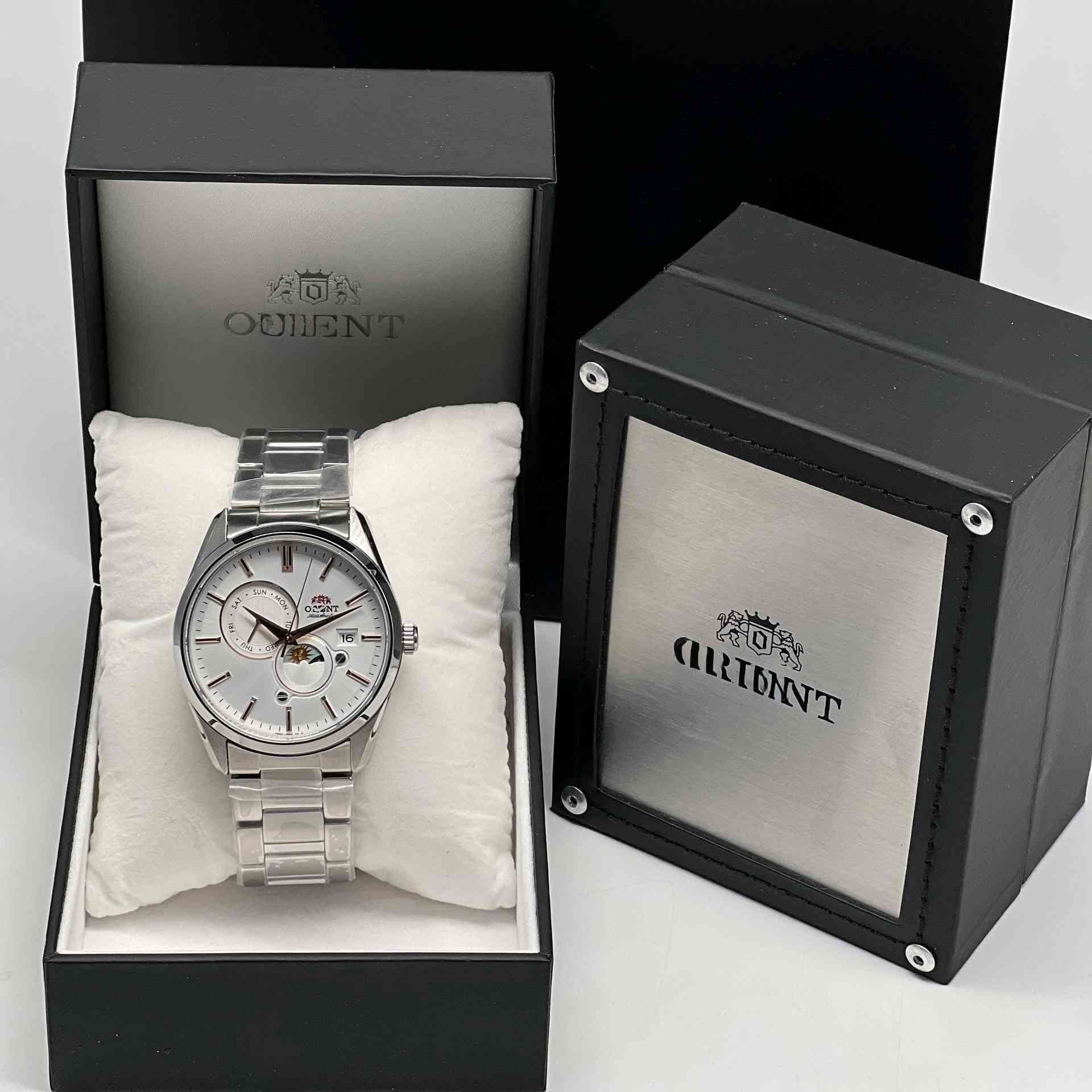دكّة الساعچـي ⌚️
.
Orient — الاسم الياباني الذي يحمل سر الحرفة الحقيقية.

منذ ١٩٥٠، تصنع Orient ساعاتها بحركة أوتوماتيك داخلية بالكامل — لا تشتري محركها من أحد، تصنعه بيدها. هذا هو الفرق بين ماركة تبيع اسماً، وماركة تبيع فناً.

الكولكشن الجديد بـ٨ موديلات لكل شخصية:
 قمر وشمس على الداياله، رومانسية الوقت
🩵 Chrono سماوي — كرونوغراف حيوي، داياله فيروزي لافت
⚪🥇 Open Heart فضي/ذهبي — قلب مكشوف، ثنائي اللون الفاخر
⚫ Annual Calendar أسود — تقويم سنوي كامل، للرجل المنظم
🔴 Diver أحمر — غواص أوتوماتيك، أحمر جريء، مقاومة ٢٠ بار
⚪🥇 Open Heart أبيض/روز — أوتوماتيك ثنائي اللون، نافذة على الحركة
⚪ Classic فضي — نظيف، كلاسيكي، أبدي
🔴 Open Heart أحمر — الأجرأ في الكولكشن، داياله أحمر مكشوف
.
⌚️ Orient Automatic Collection
◽️ حركة أوتوماتيك يابانية ١٠٠٪
◽️ Made in Japan
◽️ بوكس فاخر مع كل موديل
◽️ مقاومة للماء
◽️ ٨ موديلات متنوعة

لمن يفهم — Orient ليست بديلاً، هي خيار 🇯🇵
للحجز والاستفسار دايركت او على الواتساب 📲
يتوفر توصيل لجميع المحافظات 🚚
#العراق #viral #reels #trending #luxury. دكّة الساعچي


**إذا كنت صاحب هذا الإعلان وتريد حذفه لأي سبب، رجاءا أرسل رسالة إلى الدعم الفني**