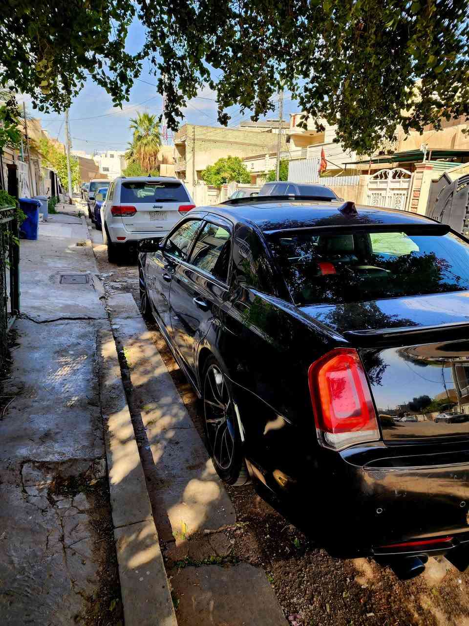 كرايسلر اوباما 2012 300C SRT محرك هيمي 8 سلندر 6400 فول مواصفات رقم بغداد بأسمي الهزه مامنتهيه حادثها دعاميه وقليل بالجاملغ الخلفي بس الهلال فوك التاير   وشخط بالباب الخلفي  تخم تاير جديد  كير ومحرك وحداديه  جيد جداً   كشنات جلد كهرباء تدفئه وتبريد خزن ميموري بانورما شاشه كبيره شفتات  بدون اي نقص  السعر 160$  وبيها مجال قليل  مكاني بغداد حي الاعلام  ***********
