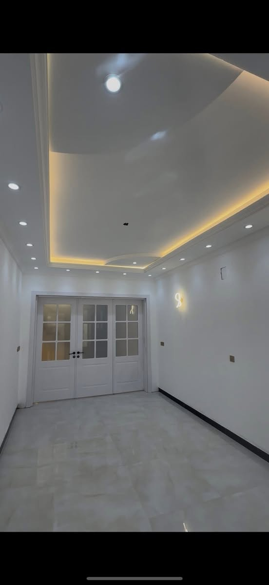 سلام عليكم  بيت البيع بمجمع السلطان
@إشارة
على الشارع الرئيسي عرض الشارع ١٢م 
مساحة البيت ١٢٠م واجهة ٦ نزال ٢٠ 
الشغل البيت كلش مرتب 
يحتوي البيت على ٤غرف نوم -صالة -استقبال 
مطبخ-خدمات -بيتونة-عدد ٢ حديقة ونافورة خارجية
البيت بسمي تنازل من الشركة 
السعر ١٦٧ وبي مجال بسيط 
استفسار اتصال او مراسلة
***********
***********
