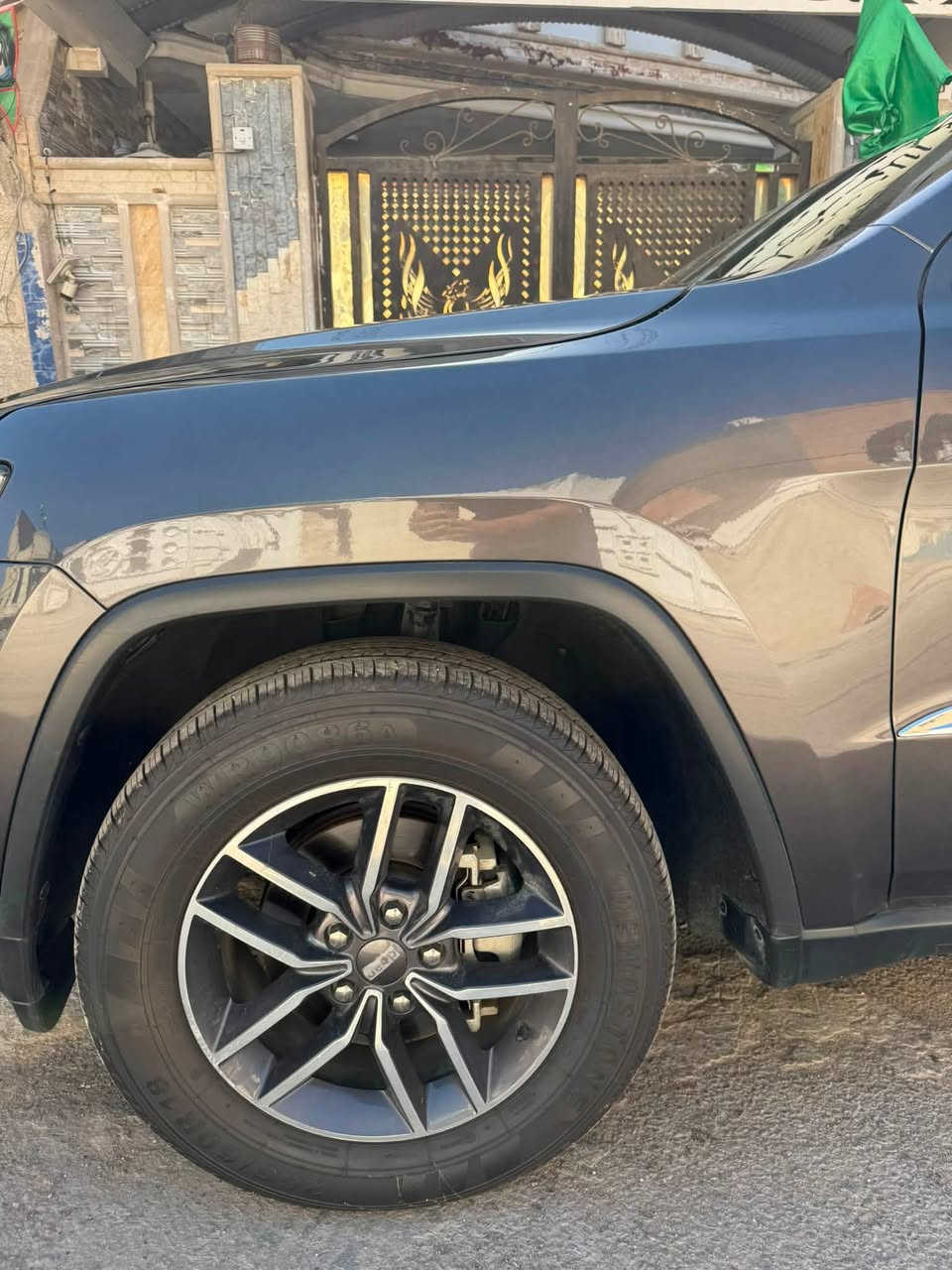 للبيع: جيب شيروكي 2019

اللون: رصاصي غامق

الاستخدام: شخصي ونظيف جداً

المواصفات العامة:

محرك نظيف

كير أوتوماتيك ناعم جداً

دفع 4X4

المواصفات الداخلية:

داخلية نظيفة جداً

مقاعد مريحة (مقعد السائق كهربائي)

شاشة معلومات وترفيه

تحكمات ستيرن جهتين

بلوتوث + AUX + USB + CAR PLAY

تشغيل بصمة (بدون مفتاح) وتشغيل عن بعد

تبريد قطعتين

المواصفات الخارجية:

كاميرا خلفية

سنسر خلفي

ليتات LED 

تايرات بحالة جيدة جداً (تخم جديد)

حالة السيارة:

حادثهة فقط شخط بسيط بين البابتين

لا غرق ولا تبديل قطع

السيارة مفحوصة وجاهزة

ما بيها أي مصرف

الممشى: 60 ميل

محرك وكير وشاصي شرط الفحص

معلومات إضافية:

الموقع: بغداد الكاظمية (چكوك)

الرقم بغداد باسمي تحويل ثاني يوم سنوية وهزة جديدة

السيارة جاهزة للفحص بأي مكان تختاره

للاتصال - ***********
