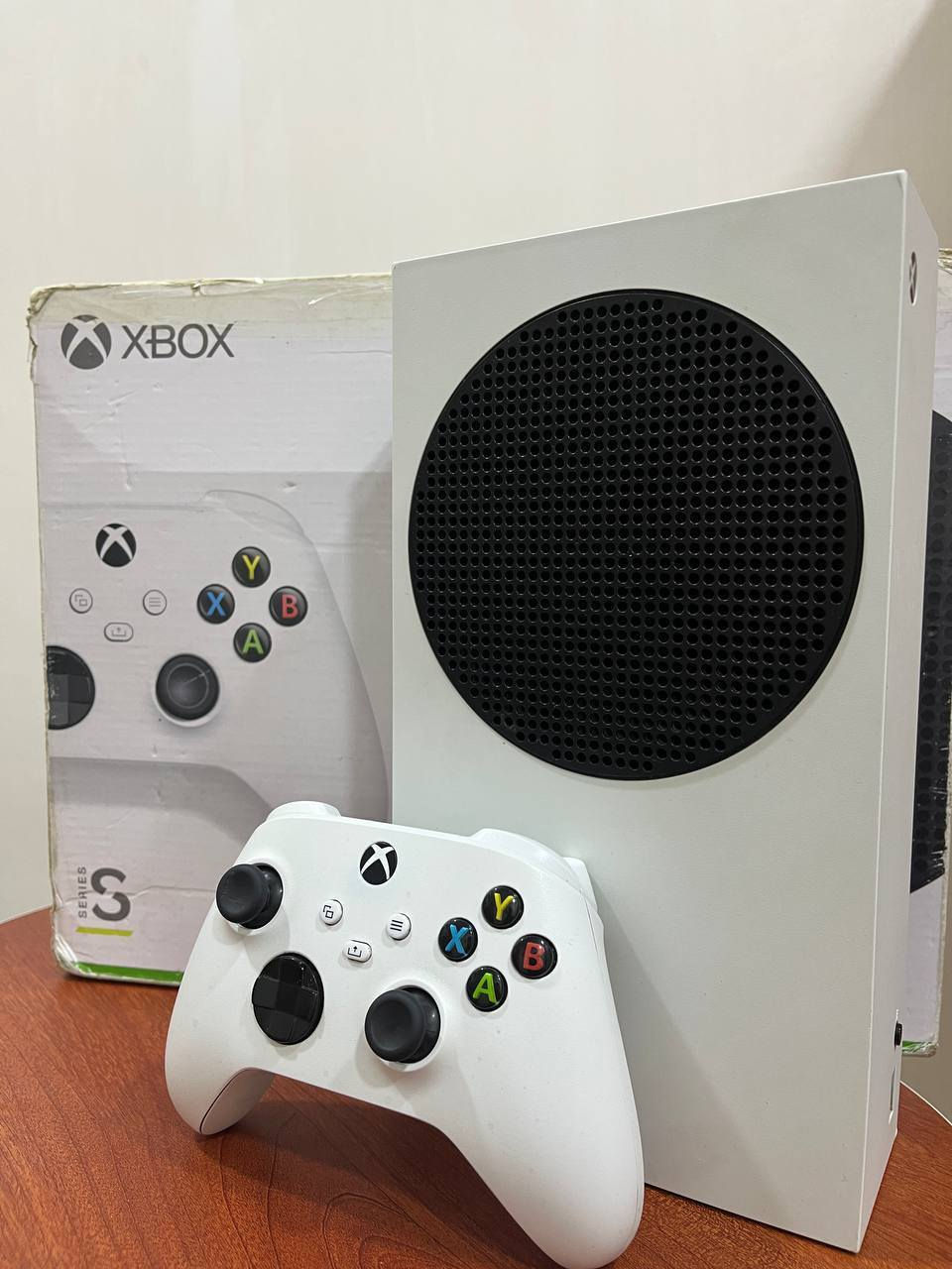 اكس بوكس سيريس S اصدار 2022
جهاز نضيف مامفتوح مداخل صيانة 
كامل ملحقات مع كارتون 📦 
السعر 335 الف متوفر توصيل 
عنواني بغداد الرقم للتواصل ***********
