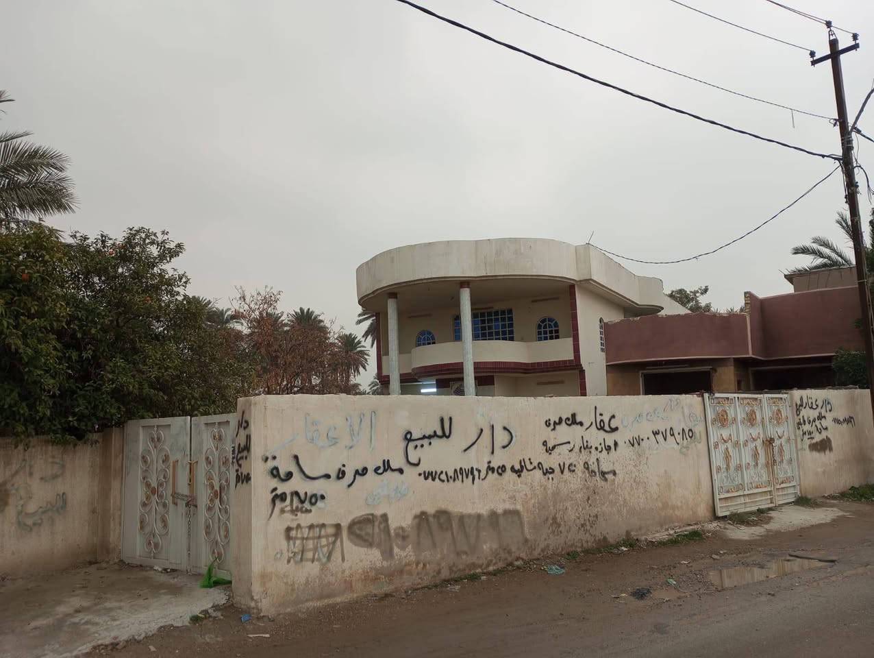 السلام عليكم تعلن شركة الجبوري للعقار والمقاولات العامه عن بيع دار ملك صرف زراعي سند 25 في منطقة الكريعات القصور يطل على نهر دجله مباشر بناء نضيف
1 المساحة 650 متررررر
2 الواجه 15 مترررر 
3 النزال 43 متررر 
4 عرض الشارع 10 مترررر على نهر دجله مباشر 
5 السعر مليونين المتر وبي مجال 
يتكون من كراج وحدايق وبيت طابقين صاله كبيره وحولي ومطابخ 2 ومنور وخدمات 2 معزوله  6 غرف نوم 
عنوان الشركة الكريعات الكويتي شارع حسينية ابي تراب قرب فلكة القرغولي استفسار اتصال على الارقام التاليه 
*********** أبو صكر الجبوري 
***********
