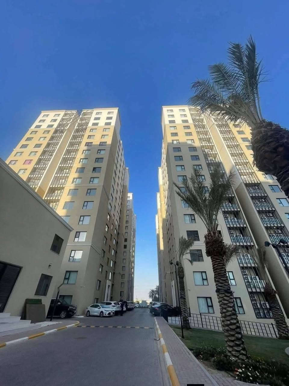 السلام عليكم
شقة 200 متر مجمع الروان السكني
للبيع
بأسمي
عماره R6
طابق 13
اطلالة نصف داخلية ونصف خارجية 100%
اطلالتها روعهه على المطار والتقاطعات والحديقه الداخليه والبوابة 
ومنها تشوف فندق قلب العالم  
المبلغ المطلوب 330مليون
تحياتي للجميع
***********
