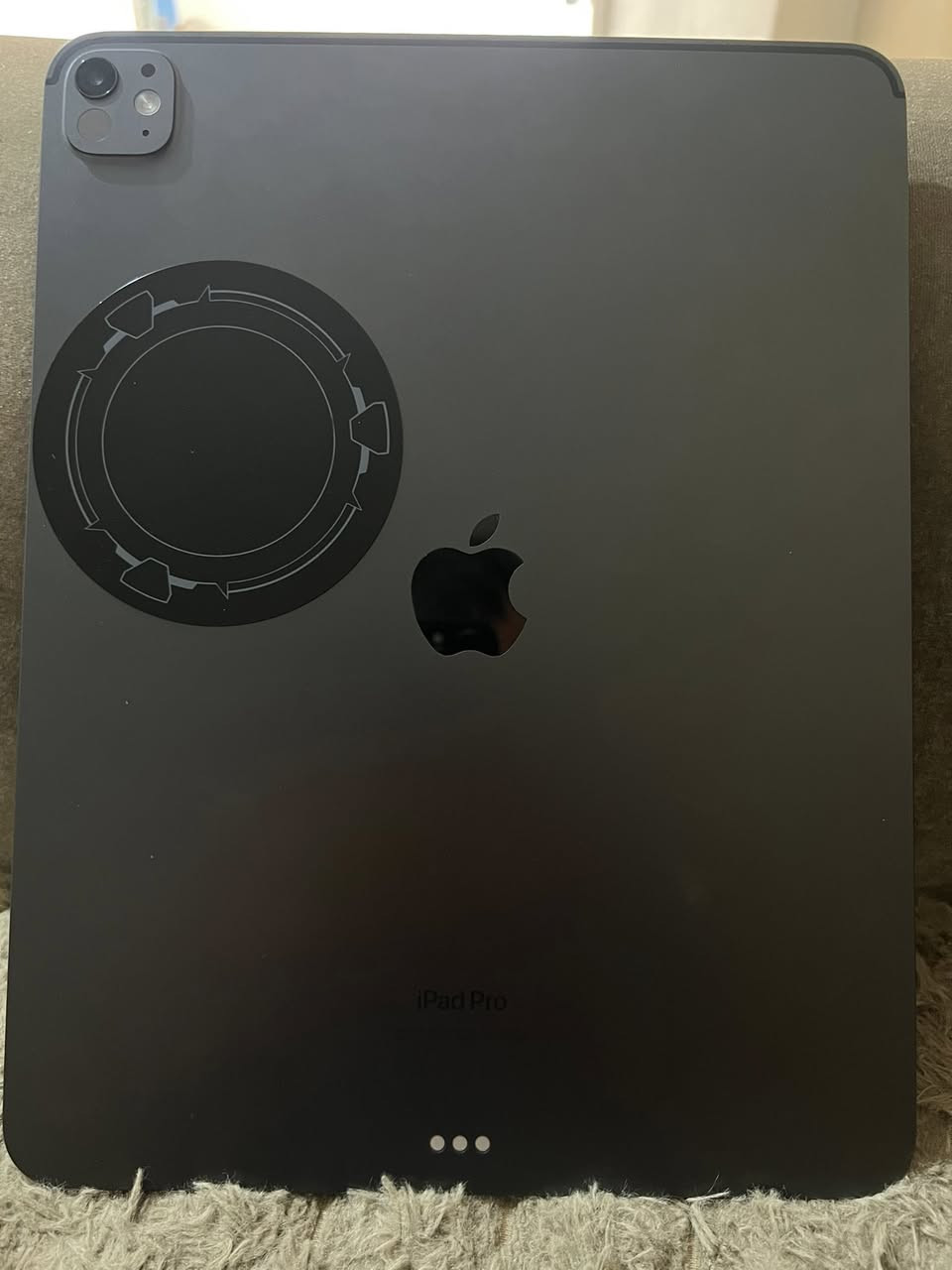 السلام عليكم
عندي ايباد 11 m4 حجم 13 اكبر حجم نموذج m... بطاريه 97 ... عدد دورات الشحن 135... الذاكره 256... بعده بالمضان لحد 2026/8/3 يعني 7 اشهر بعدله ضمان الشركه 
الشغلات المتوفره ويه الايباد 
1- جنطه ايباد اصليه داخلها فرو غير 
2- لزكه شاشه مات اضافيه احتياط اصليه
3- كفر اصلي من شركه KAKU
4- فريز اصلي 
5- الكارتونه والشاحنه مالته كامله
يعني جاهز من كلشي 
مثل ما موضح بالصور الجهاز نضيف كلش 

 متوفر واتساب وخط مفتوح  ***********
السعر 1375 وبي مجال بسيط حك الجيه
العنوان : بغداد شارع فلسطين تجي تاخذه من بيتي
