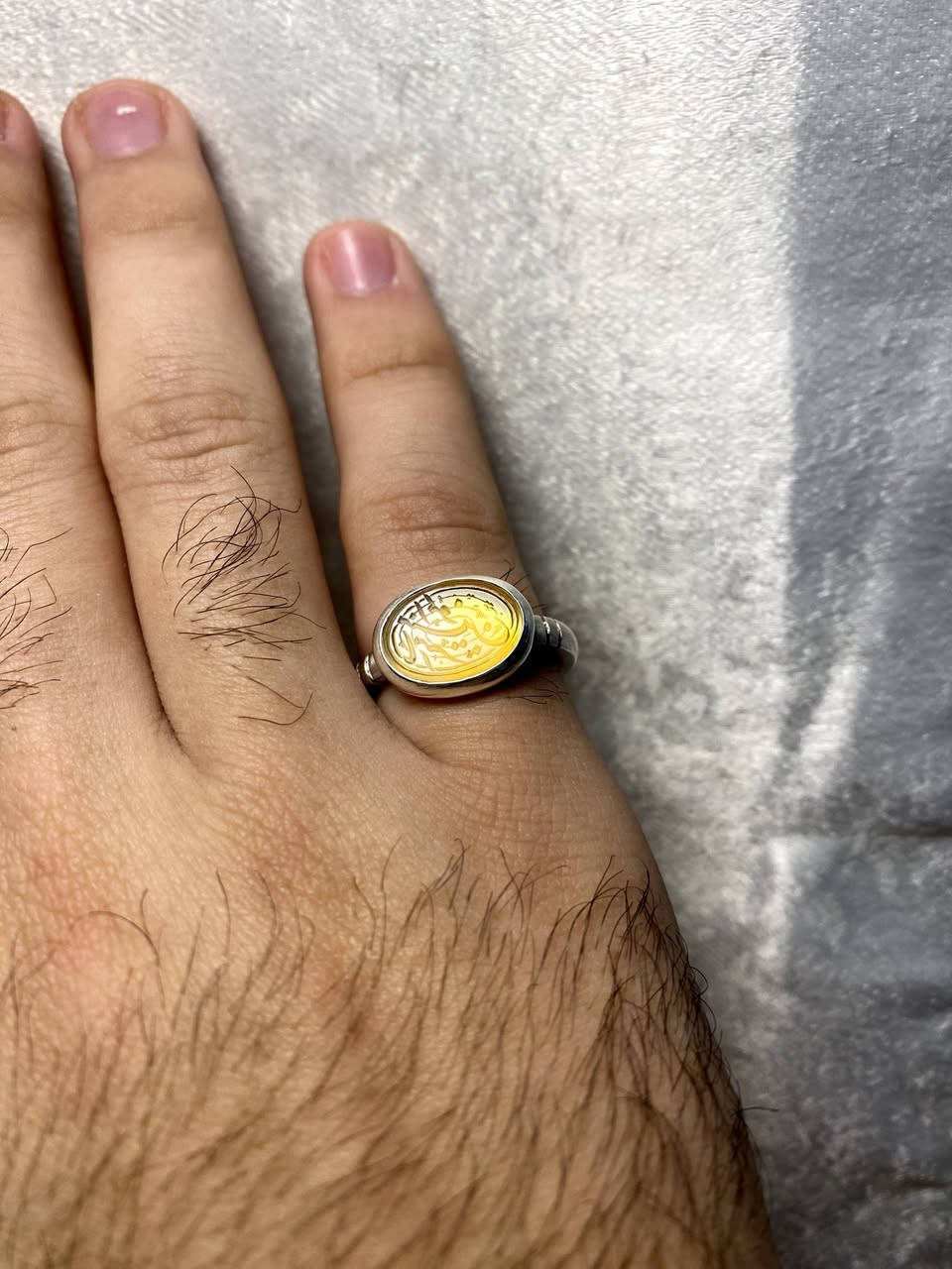 اللهم صل على محمد وآل محمد
خاتم من العقيق خام زجاجي 
طبيعي غير معالج لون جميل 

مقاس الخاتم 18 مقاس الحجرة 13 ملم 
مصاغ يدوي المبدع ( ابو باقر ) 
خاتم جديد غير ملبوس 

مخطوط ( يا امير المؤمنين ) ( عكسي ) 
بخط ✍️ ( مهرداد ) 

للاستفسار خاص او واتساب *********** ☎️
توصيل جميع محافظات العراق 🚘
