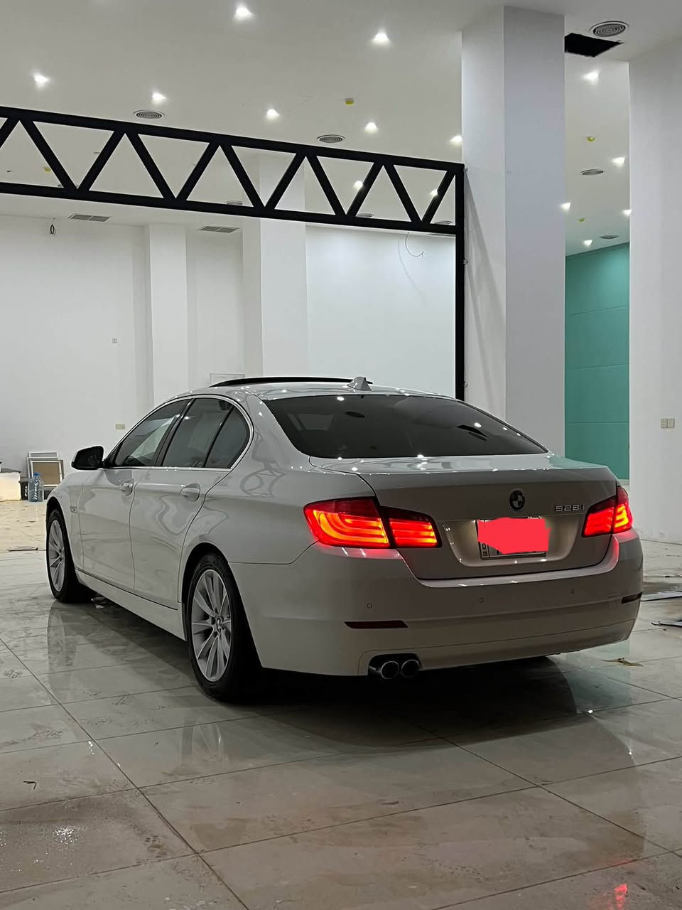 ‏اللهم صل على محمد وآل محمد
‏السلام عليكم
*********** 
البيع.        ‏BMW.            
F10   - 2011 -     528
‏مكينة    52 N￼. المرغوب بدون تيربو تنفس طبيعي
‏السيارة فول مواصفات 
‏كاميرات 360 درجة 
‏داخل قر ميدي
‏ماشية 178 
‏أبواب شفط 
‏وباقي المواصفات معروفة 
مكان السياره البصره 
السعر 198
