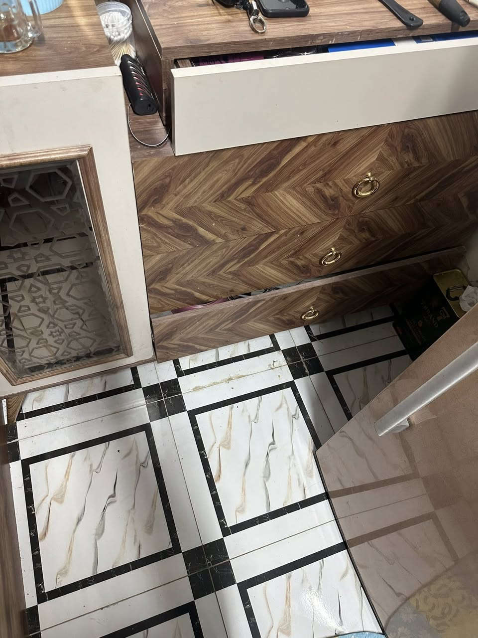 سلام عليكم غرفه 11 قطعه تركي مستعمل للبيع 
السعر 700 وبيه مجال 
تحتوي ع كنتور سلايت كلش مرتب وجبير
ميز تواليت 
ميز جربايه عدد 2
ملحق كنتور عدد 1
ميز جرارات عدد 1 
مرايه ام المتر عدد 1 
شازوله عدد 1

***********
