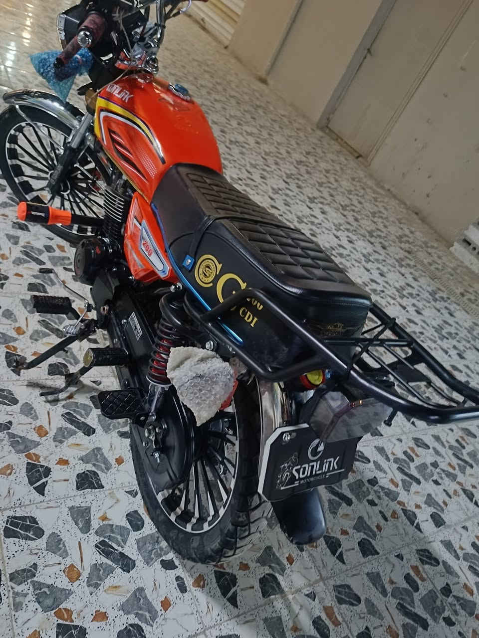 السلام عليكم 
دراجه سيفان 25 محرك 200 زنجيل فول نضافه ماشي ألف بعده جديد 
تجي تفحص بيدك 
دراجه كامله مابيها نقص 
المكان عنه 
***********
