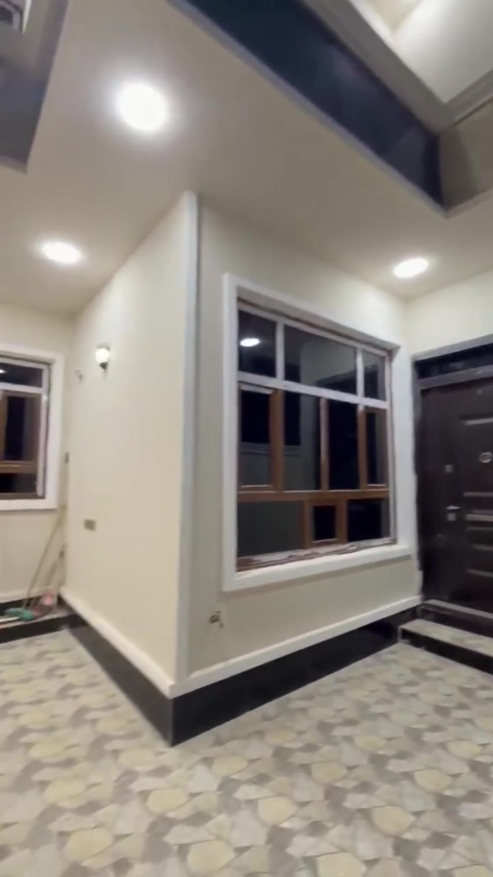 🏡 منزل حديث للبيع – جاهز للسكن الفوري 🏡
الموقع: بعقوبة، منطقة دور الزراعة / الثانية.
المساحة الكلية: 130 متر مربع.
الأبعاد: الواجهة 10 أمتار | النزال 13 متر.
نوع البناء: بناء حديث (درجة أولى)، جاهز بالكامل بأعلى مواصفات الجودة والتشطيب.

📐 تفاصيل وتقسيم المنزل (طابقين):
🔹 الطابق الأرضي:
كراج سيارة أمامي.
تواليت خارجي إضافي للضيوف.
صالة استقبال واسعة.
مطبخ حديث متكامل.
صالة داخلية (حولي) للمعيشة.
غرفة نوم .
مجموعة صحيات داخلية متكاملة ومجهزة بالكامل (مغاسل + تواليت غربي + حمام).
عدد (2) منور لضمان إضاءة طبيعية وتهوية ممتازة لكافة الأركان.

🔹 الطابق الثاني:
صالة داخلية (حولي) إضافية.
غرف نوم عدد (2) بمساحات ممتازة.
مجموعة صحيات متكاملة ومجهزة بالكامل (مغاسل + تواليت غربي + حمام).
سطح أول يحتوي على مساحة فارغة مجهزة (تأسيس مكان للغسالة).

🛠️ المواصفات الفنية والخدمية (جاهزية مطلقة):
الكهربائيات والصحيات:
تأسيسات كاملة ومتكاملة من الدرجة الأولى وبأجود المواد، مع تجهيز كامل لكافة دورات المياه والمغاسل.
المنظومة المائية: 
يحتوي البيت على (2) سخان مياه، ماطور مياه،
وعدد (2) خزانات مياه علوية.
الحالة: البيت نظيف جداً، متكامل الخدمات من كل النواحي، وجاهز للسكن فوراً.
📞 للاستفسار ومعاينة البيت:
يرجى الاتصال : 
***********
***********
