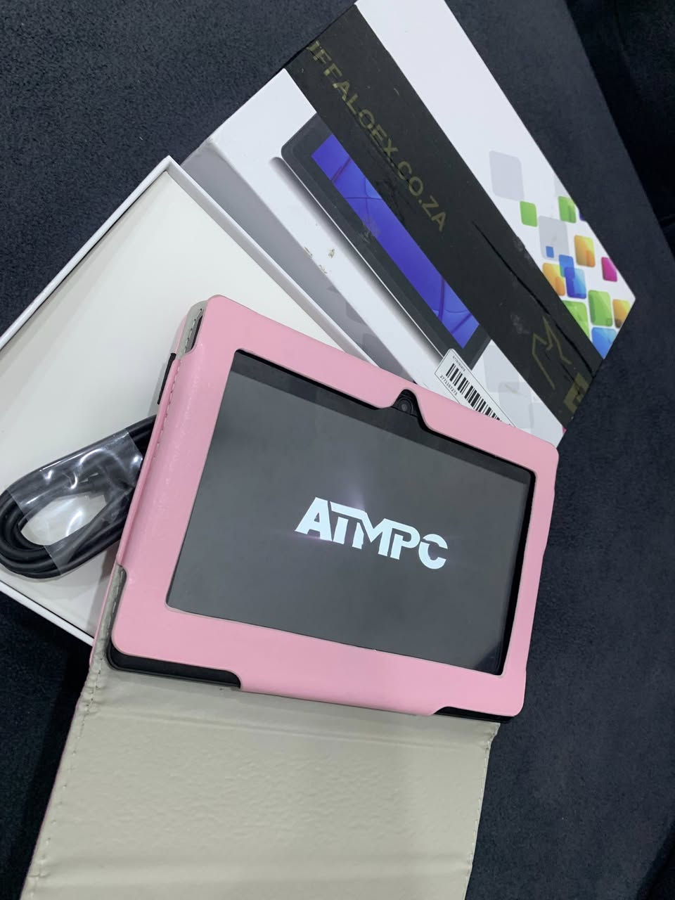 هذا الجهاز هو تابلت أندرويد من العلامة التجارية ATMPC، يتميز بشاشة مقاس 7 بوصة.يأتي الجهاز مزودًا بغطاء حماية وردي قابل للطي، مما يجعله خيارًا شائعًا للاستخدام من قبل الأطفال.تشمل المواصفات الشائعة لهذا الطراز ذاكرة وصول عشوائي (RAM) سعة 3 جيجابايت وذاكرة تخزين داخلية 32 جيجابايت.يعمل الجهاز بنظام Android 11 ويدعم الاتصال عبر Wi-Fi، وهو مصمم للأغراض التعليمية والترفيهية.

السعر 45 الف


**إذا كنت صاحب هذا الإعلان وتريد حذفه لأي سبب، رجاءا أرسل رسالة إلى الدعم الفني**