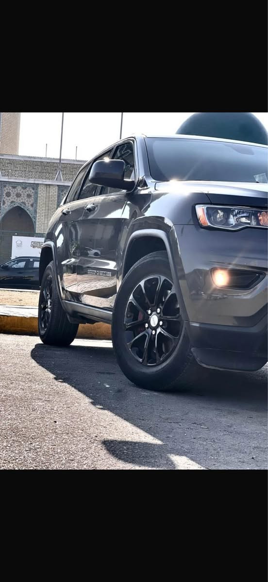 سلام عليكم جيب لاريدو موديل2021 ماشية 40mil 
حادث جداً بسيط وسطحي مثل مموضح بالصور بابتين جهة السايق مبدلات شركة بدون ايرباك السيارة استيراد واستعمال شخصي كلها ع وضع الوكاله لون نفطي رقم اربيل الدولي وسنوية جديدة باسمي شخصياً الموصفات 
رادارت جانبيه اماميه
بصمة
كشنات جلد+تدفئة
كامرات شاشة كبيره 
مناقصها برغي صور الحادث مرفق مع الصور 
السعر  26الف دفترين و60 ورقه وبيها مجال مكان السياره بغداد
للاستفسار***********
*********** بغداد, العراق
