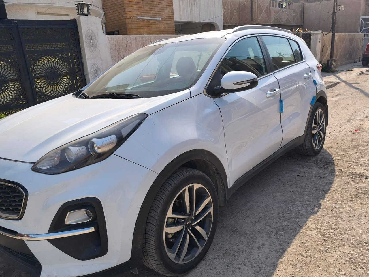 سبورتج 21 بيضاء كشنات جلد بيج بدون مواصفات وبيها صبغ وضربات بارد ماشية 111 سليمة من الداخل وكاله الي يرغب بالشراء الاتصال على الرقم *********** بغداد, العراق
