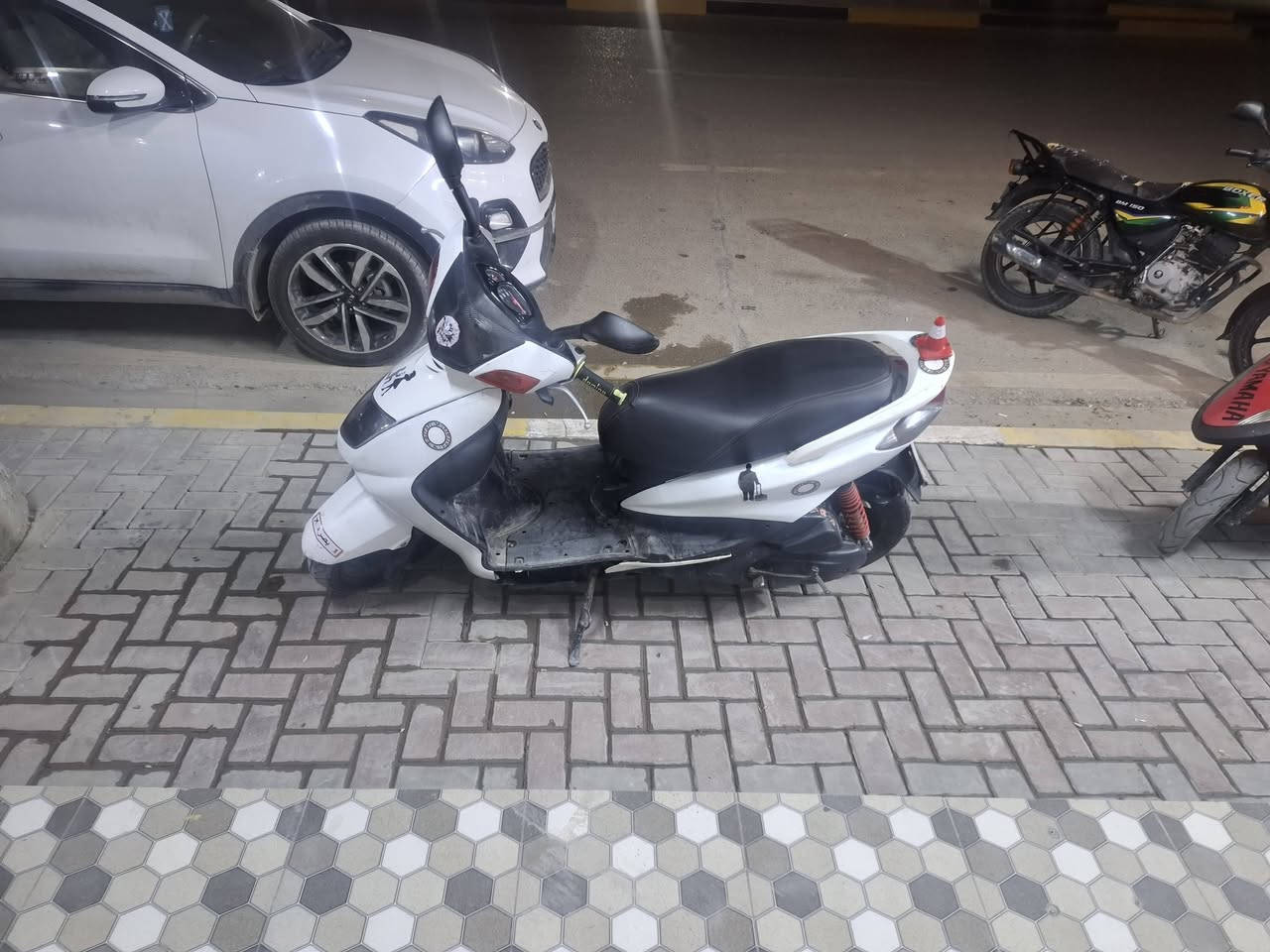 سكنس نثية دراجة رمبة صارلهة ٣ اشهر نازلة بس كفرات ٧٠ بل ١٠٠ نضافتهن محرك مكفول
سعر ٨٠٠ 
عنوان ديالى بعقوبة التحرير 
رقم ***********
ملاحضة كلجات فقط يرادلهة
