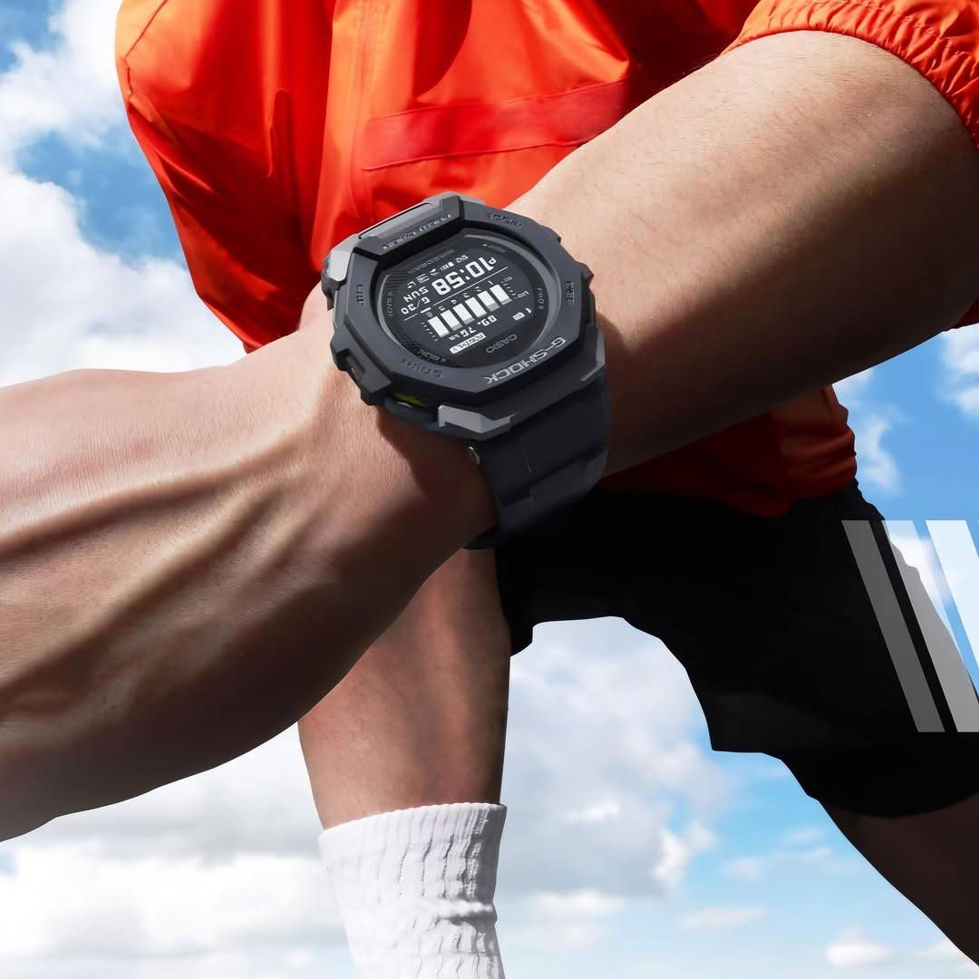 كاسيو G-Shock G-SQUAD GBD-300 
ساعة رياضية متينة مصممة لدعم المستخدمين النشطين والرياضيين، وتتميز بتصميم أنحف مقارنة بالموديلات التقليدية من نفس الفئة. 

اهم مواصفات الساعة الفنية والرياضية:

•المواصفات الأساسية والهيكل

•الأبعاد والوزن: تبلغ أبعاد الهيكل \(48.9 \times 47.4 \times 14.9\) ملم، وتزن حوالي 60 غراماً.

•المواد: الهيكل والإطار والحزام مصنوعة من الراتينج الحيوي (Bio-based resin) الصديق للبيئة.

•المتانة: مقاومة فائقة للصدمات ومقاومة للماء حتى عمق 200 متر (20 بار).

•الشاشة: شاشة من نوع MIP LCD (Memory-in-Pixel) عالية التباين والوضوح، مع إضاءة LED قوية (Super Illuminator) تعمل تلقائياً عند إمالة المعصم.

•الميزات الرياضية والذكية

•تتبع اللياقة: مزودة بمقياس تسارع لقياس الخطوات، المسافة، السرعة، الوتيرة، والسعرات الحرارية المحروقة.

•وظيفة نظام تحديد المواقع (GPS): يمكن للساعة استخدام GPS الهاتف الذكي المقترن لتحسين دقة قياسات المسافة.

•الاتصال بالهاتف: تدعم تقنية البلوتوث للربط مع تطبيق (G-SHOCK MOVE) لمزامنة الوقت تلقائياً، وتلقي إشعارات المكالمات، والرسائل، وتطبيقات التواصل الاجتماعي.

•وظائف التدريب: تشمل سجل تدريب يحفظ حتى 100 جولة جري، ميزة الدورات التلقائية (Auto Lap)، والإيقاف التلقائي.

•البطارية والوظائف الإضافية

•عمر البطارية: تعمل ببطارية من نوع CR2032 تدوم لحوالي سنتين.

•التوقيت العالمي: تدعم 38 مدينة (38 منطقة زمنية) مع خاصية التوقيت الصيفي التلقائي.

•ميزات أخرى: 4 منبهات يومية مع خاصية الغفوة، مؤقت عد تنازلي، ساعة إيقاف، ووظيفة الاهتزاز للتنبيهات.


**إذا كنت صاحب هذا الإعلان وتريد حذفه لأي سبب، رجاءا أرسل رسالة إلى الدعم الفني**