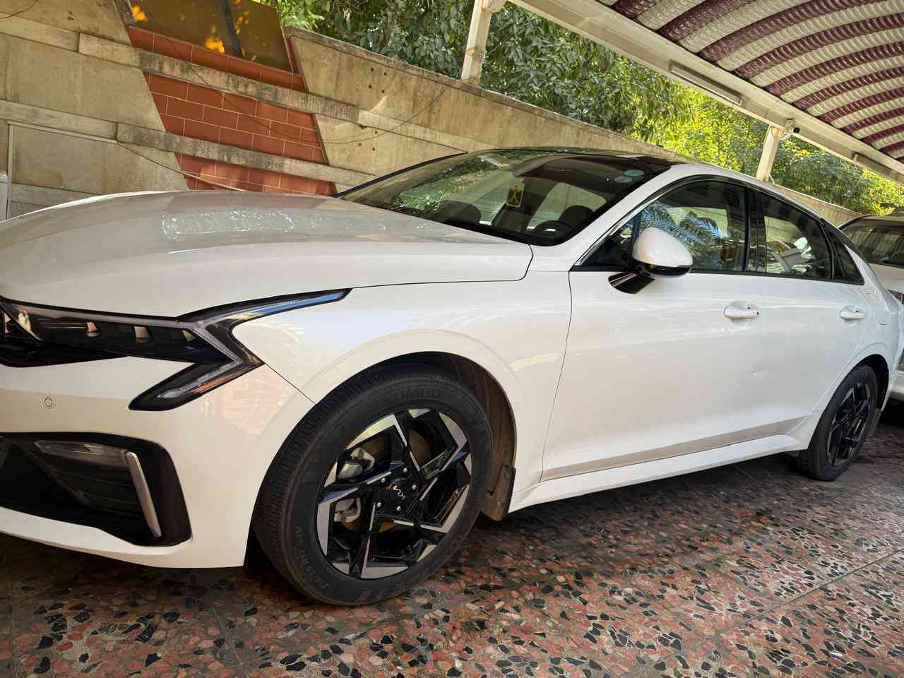 السلام عليكم اخوان
K5 موديل 2024 
Nim وكالة بعدها السيارة
باسمي السيارة 
لا زالت داخل الظمان 5 سنوات او 100,000 كيلو
ماشية 18 كيلو 
فول السيارة عدى الرادار والشاحن واير لس
بصمة + ابواب + جنطة 
بنوراما 
تبريد قطعتين 
شاشة متصل قطعة وحدة 
كشنات جلد ومغلفهن محافظ ع كشناتها
وضعيات قيادة 
كروس سرعة 
ويل 17 + حساس مو مثل القديم 
داخل لونين كريمي واسود 
شاشة كار بلي الاصلية 
مكينة 2500GDI
السيارة رقم اربيل 
وخليجية للي ميعرف داوضح كلشي 
السيارة بيها بارد بالبنيد ورصعة خفيفة بالباب خلف السائق ترجع PDR بورقة 
يعني بين قوسين السيارة مال بيت 
معروضة 22600$ وبيها مجال للشراي 
تحويل شوكت متريد بدون حجز نطلع نحول ونرجع مابيع وكالة ابيع تحويل 
امانة الله السيارة مال بيت ومماشية وحتجون وتشوفون النظافة بعينكم 
 هذا رقمي غير متوفر ع فيس 
*********** متوفر واتس اب
