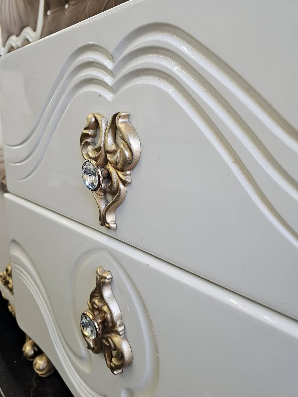 صيغة فخمة: ✨ غرفة نوم ملكية للبيع ✨
تصميم راقٍ بلون أبيض مع زخارف ذهبية أنيقة
نظيفة جداً واستعمال خفيف
تضفي فخامة وأناقة لغرفة نومك 👑
📞 للجادين فقط


**إذا كنت صاحب هذا الإعلان وتريد حذفه لأي سبب، رجاءا أرسل رسالة إلى الدعم الفني**