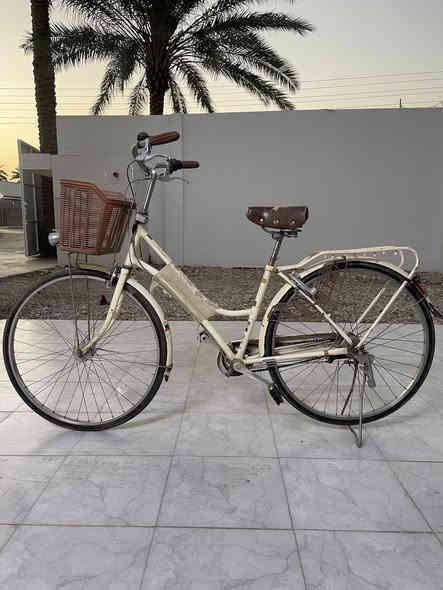 سلام عليكم بايسكل بناتي حجم 27 فول موصفات حساس أمام لايت امامي  لايتات خلفي بايسكل ياباني وليس صيني التقليد بايسكل ثلاث نمر بايسكل نضيف المكان بغداد الاستفسار هاذه الرقم ***********
