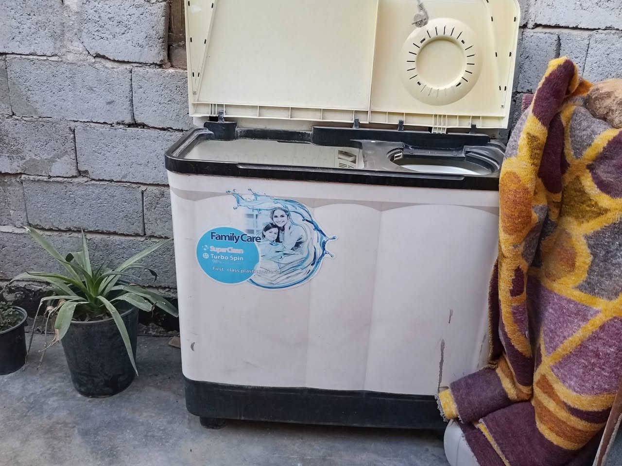 السلام عليكم غساله جبيره ونضيفه نغسل بطانيه كلشي شغال بيهه عل فحص السعر 75 المكان الفلوجه حي المختار للاستفسار *********** واتساب او خاص
