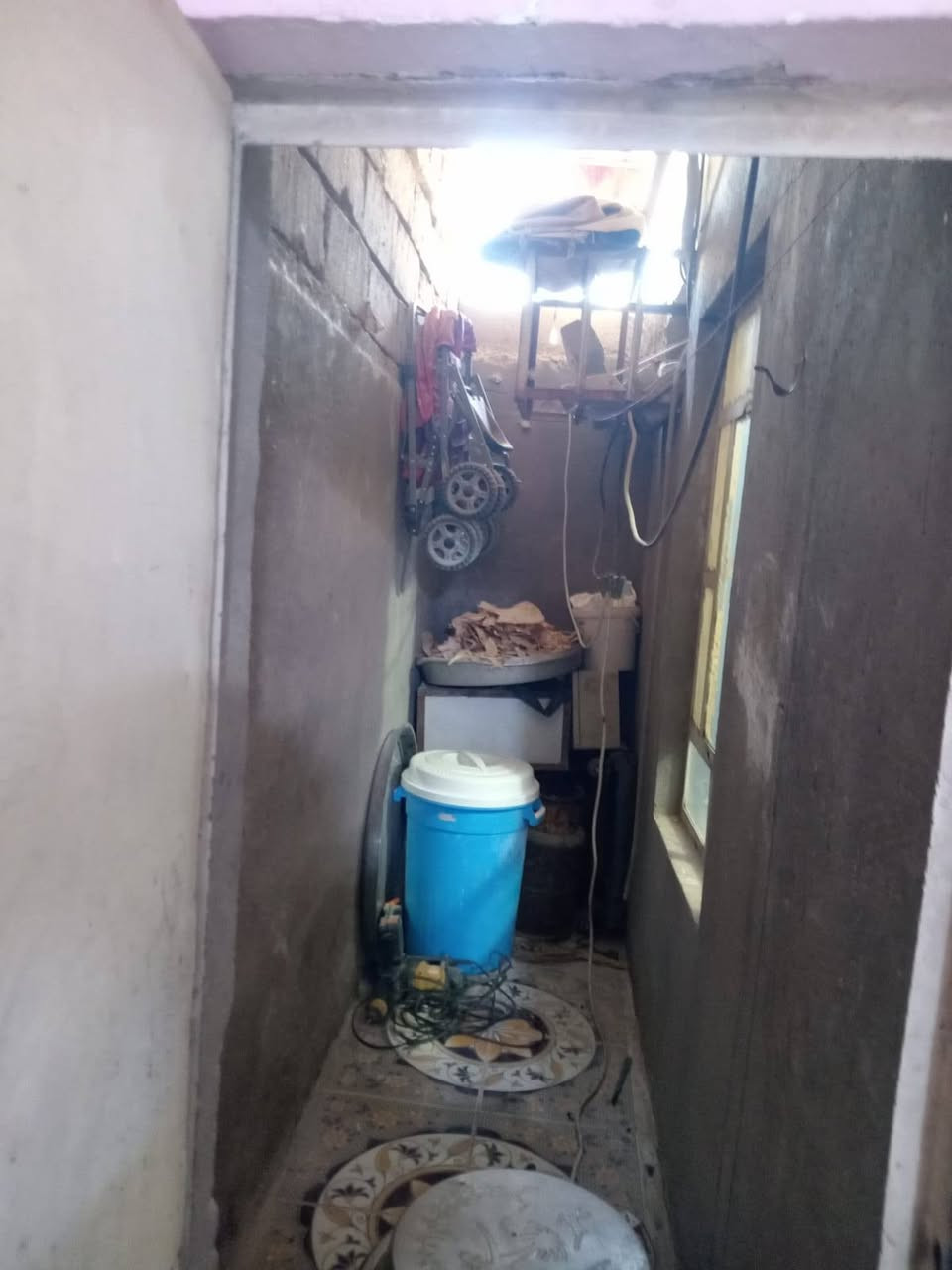 بيت للبيع بحي اور بشارع ٣٠ من جهة المدينه خلف مجمع علي الشويلي
 البيت مساحته ٦٥متر خلفي  البيت بيه غرفتين غرفه فوك وغرفه جوه وصاله ومطبخ وصحيات ومنور  والمنطقه كامله من كلشي مجاري تبليط وماء والمدرسه قريبه عليه البيت طابو ملك
 يبعد عن شارع ٣٠ تقريبآ ١٠٠ متر  او اقل نقص البيت بس صبغ فقط
السعر ٥٥ وبيه مجال

واتساب: ***********
