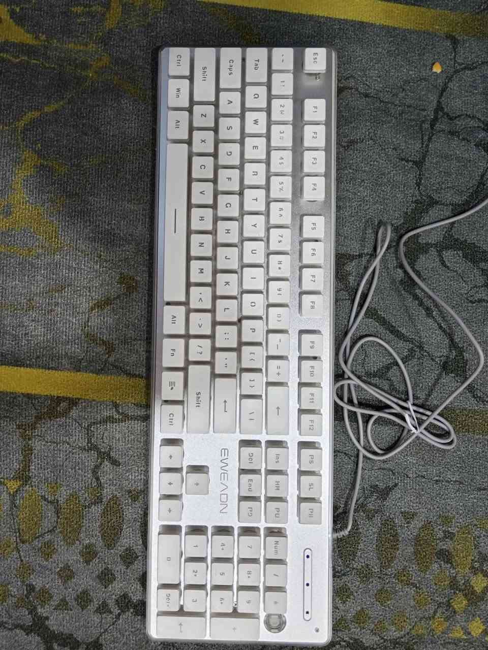 كيبوردات للبيع تريد كلهن او قطعه واحده ثنين لاسلكي واحد منهن سلكي بعدهن جدد مال امزون رقم الهاتف ***********
