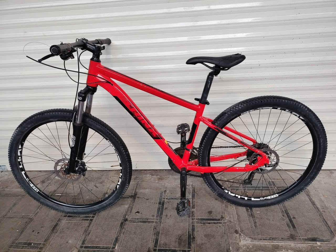 ترنكس صناعة إيطالية بامتياز حجم الاطار  27ونص  دبل أمامي قفل وفتح سستم شيمانو سحب دفع 3x9  تايرات كتان فريم المنيوم استعراضي وايرات دفن بريكات دسكات أمامي وخلفي ويالة المنيوم كمبليون أمامي خلفي دراجة كاملة من أي نقص السعر ١٩٠ مكاني بغداد مدينة الصدر ويوجد توصيل ***********
