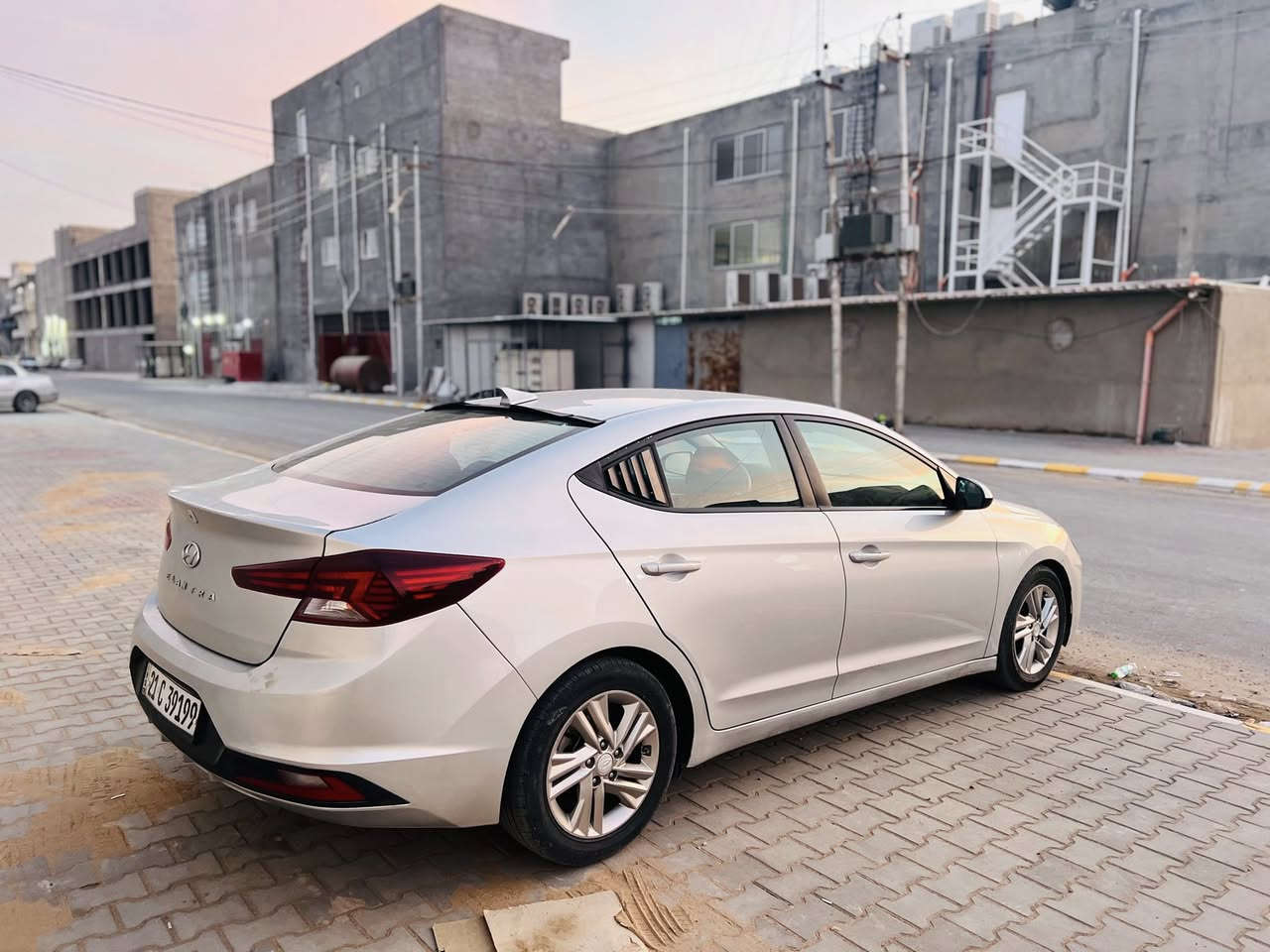 السلام عليكم…اعتذر عن الاقساط والوعده…
للبيع هونداي النترا 2019امريكي لون سلفر رقم سليمانيه دولي سنويه جديده…سياره خير من الله 
حيل حلوه واحلى من الصور 
فول مواصفات عدا السلايت والبصمه ويل كروم تحكم ستيرن جهتين رادار امامي وباقي المواصفات معروفه…
محرك 2000دوش مامفتوح بدون كل عيب 
كير مامفتوح بدون كل عيب 
صدر جديد طخم تاير جديد 
تبريد ثلج تدفئه نار سياره جاهزه مجهزه بدون كل عيب…
سياره بيها جاملغ خلفي وجنطه مبدله نفس اللون بدون قطره داخل…
السعر 127وبيها مجال…
مكاني صلاح الدين تكريت 
للاستفسار ***********
