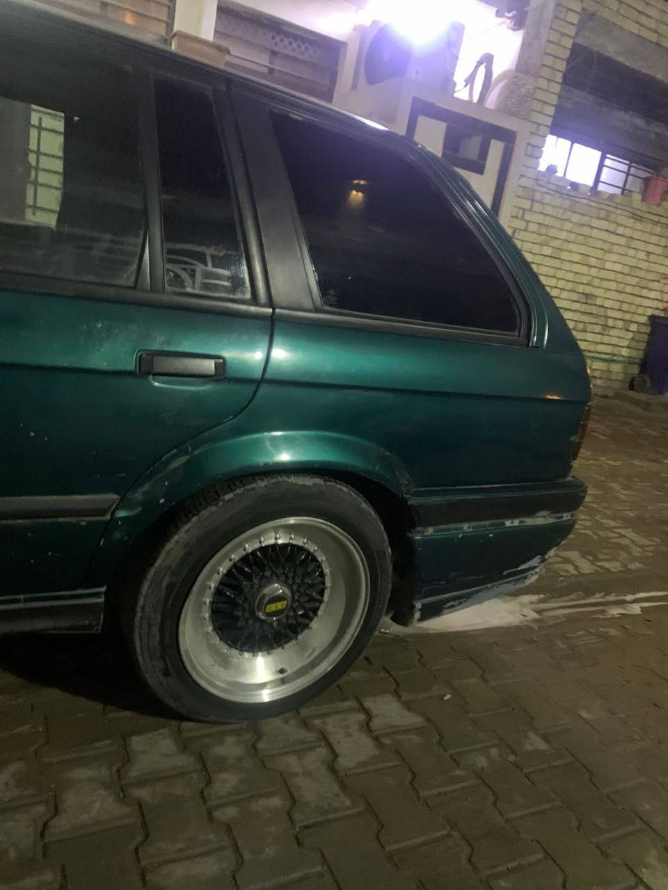 سلام عليكم
بي ام. استيشن رقم نينوئ 12 موديل 91 سياره حلوه وكهربايات كلها شغاله كير مكينه خير من الله فقط بيه تنقيص. كير عادي. سويت ادامه كامله. نوزلات تفصيخ  انسئ صرف سياره لونه زيتوني. بسمي سيارع تحويل ثاني يوم. سعره 36 وبيه مجال. مكاني بغداد حي عدل شراي يتصل. او يراسل ***********
