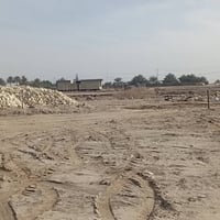 خلف جامعة بابل • ٢٠٠م • عرض ١٠ ونص