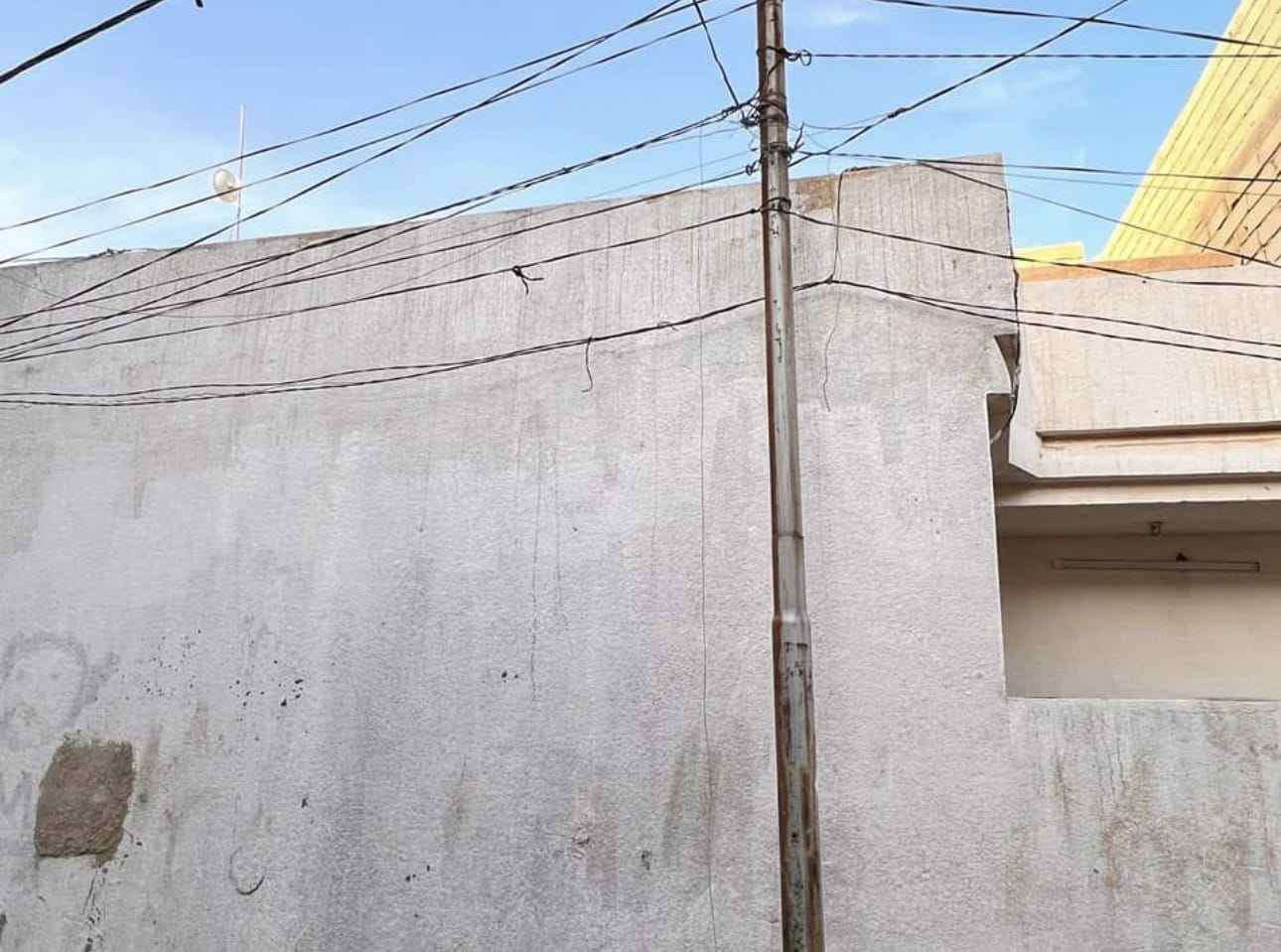 دار في كربلاء(لرهن فقط) مساحه 100 متر مربعه
طوله 10 متر 
عرض 10 متر
طابق ونصف 
يحتوي على :غرفتين نوم ، صالة، استقبال، مطبخ، ومناورعددأثنين صحيات داخليه وخارجه.متوفركافةالخدمات من ماء وكهرباء وأسواق متنوعه ومولده قريبه متكامل الخدمات.
المبلغ المطلوب..ثمانيةعشر مليون دينار

الموقع : كربلاء، على شارع الحولي(طريق الزوار)    _مقابل مستشفى الكفيل. شارع الهنيديه حي النواب فرع المولده
للتواصل: *********** كربلاء, العراق
