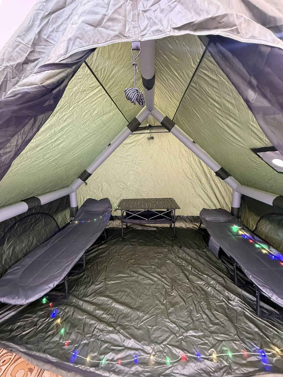 خيمة هوائية (نفخ) للبيع - نظافة أخو الجديد
•: خيمة هوائية () بنظام الجسور الهوائية المتينة.
• القياس: [3.10 متر × 2.10 متر].
• اللون: زيتي ملكي (أخضر غامق) مميز وعملي للبر.
• المداخل: مدخل واحد رئيسي واسع مزود بناموسية (تور) للحماية من الحشرات.
• المميزات:
• سرعة التركيب: تنصب بدقائق عن طريق النفخ فقط (بدون قلق الأعمدة والحديد).
• فتحة مدخنة: مجهزة بفتحة خاصة لخروج دخان الدفاية (المشب).
• المساحة: شرحة من الداخل، تأخذ سريرين وطاولة وتكفي لـ 3-4 أشخاص نوم.
• التهوية: نوافذ جانبية محكمة لضمان دخول الهواء ومنع الغبار.
• الحالة: نظيفة جداً وخالية من أي عيوب أو شقوق (استخدام خفيف).
• الموقع: [كركوك ].
• السعر: [250].
📞 للتواصل (واتساب أو اتصال): [ ***********  ]
