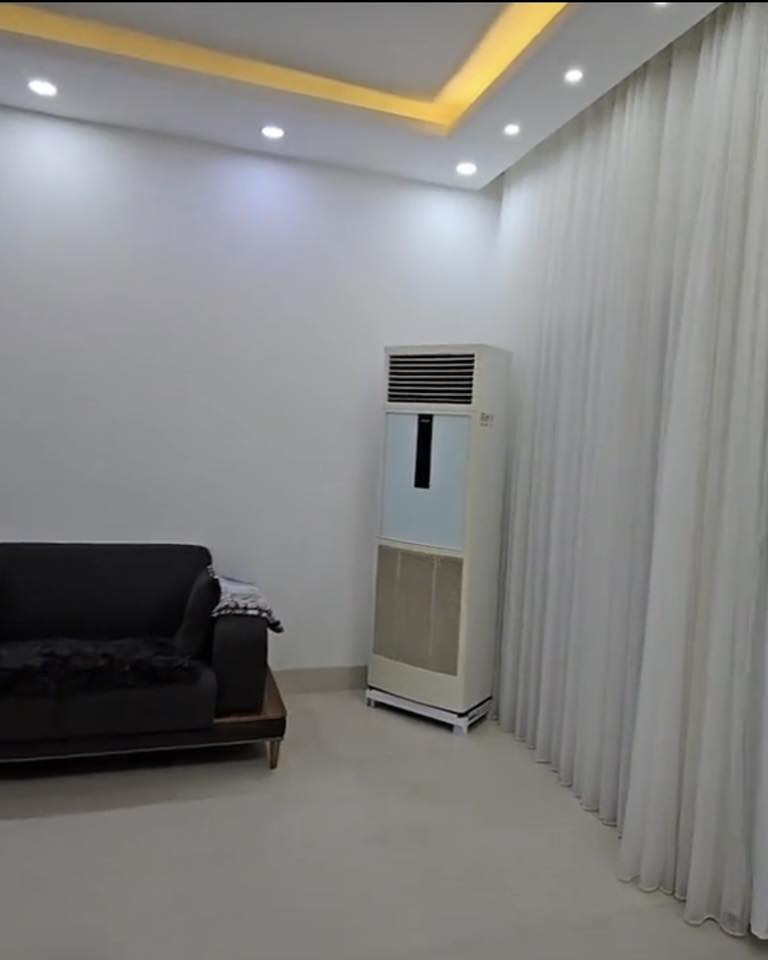 دار للبيع💒شوراو 425م
 خلف الشارع الفرعوني (سقف مغربي ؛ غرفة استقبال كبيره ؛+هول يطل على الحديقه ببابين زجاجيين تصميم عصري حديث ؛ 4غرف نوم 
؛wcمعزل pvcبتواجد منزع واسع; كراج يتسع لسيارات عدد3؛ نظام دكت مركزي) 
 منطقه راقيه وهادئه وتتميز بتواجد البيوت ذات الهندسيه العاليه 
العنوان شوراو -فرع المجاور لمركز اسيا سيل مقابل مستشفى شوراو ومطعم bigmama 
#للاستفسار على الرقم***********
