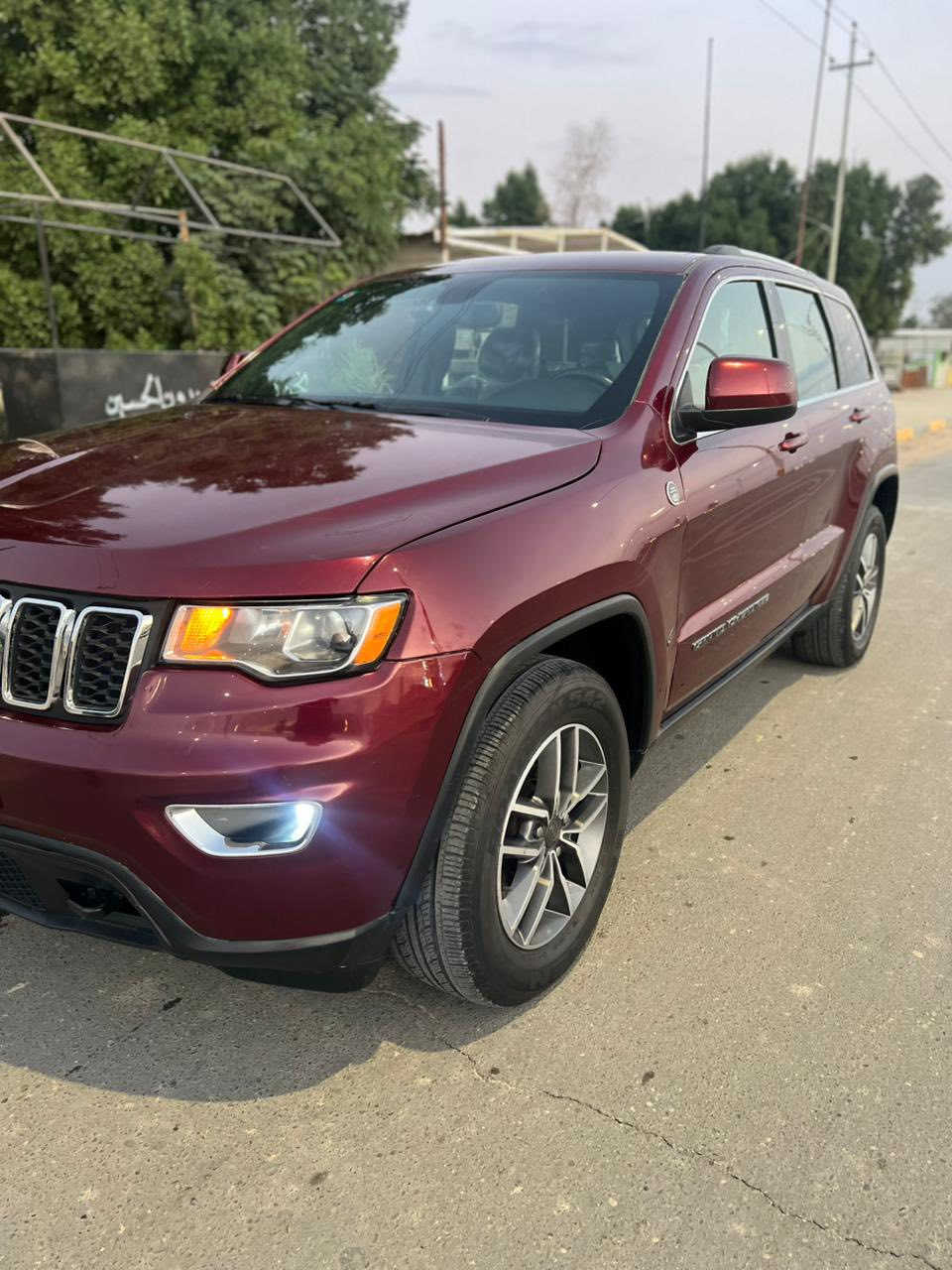 السلام عليكم ورحمة الله وبركاته
جيب كراند شيروكي. 
المديل:2020. 
اللوحة:بغداد. . 
الضرر:البنيد+الجاملغ. 
بدون دواخل 
*السيارة مكفولة من لغد والشاصي 
—————————————
1-حجم المحرك 6 سلندر 3600. 
2-عداد المسافة 57 الف ميل. 
3-بصمة ابواب وتشغيل عن بعد. 
رادر امامي. 
زينون عالي ناصي آصل. 
سستم صوت متكامل. 
فور ويل. 4*4. 
جنطة كهرباء. 
داخل جلد آصل. 
خزن ميموري لكرسي السايق. 
اشاير مري قابله للطيء. 
حساس امامي+خلفي. 
رادر جانبي مانع اجتياز. 
ويل مقاس 20. 
تدفئة+تبريد الكراسي الاماميه. 
تبريد خلفي قطعيتن. 
كير ماوس لوضعيات القيادة. 
ستيرن كهربائي. 
شاشة كبيره مع كامل ايعزتها. 

==================
العنوان:السماوه المركز 
==================
حي الحسين الأربع سايدات 
معرض برج العرب لتجارة السيارات
==================
للأستفسار الاتصال ***********
***********
