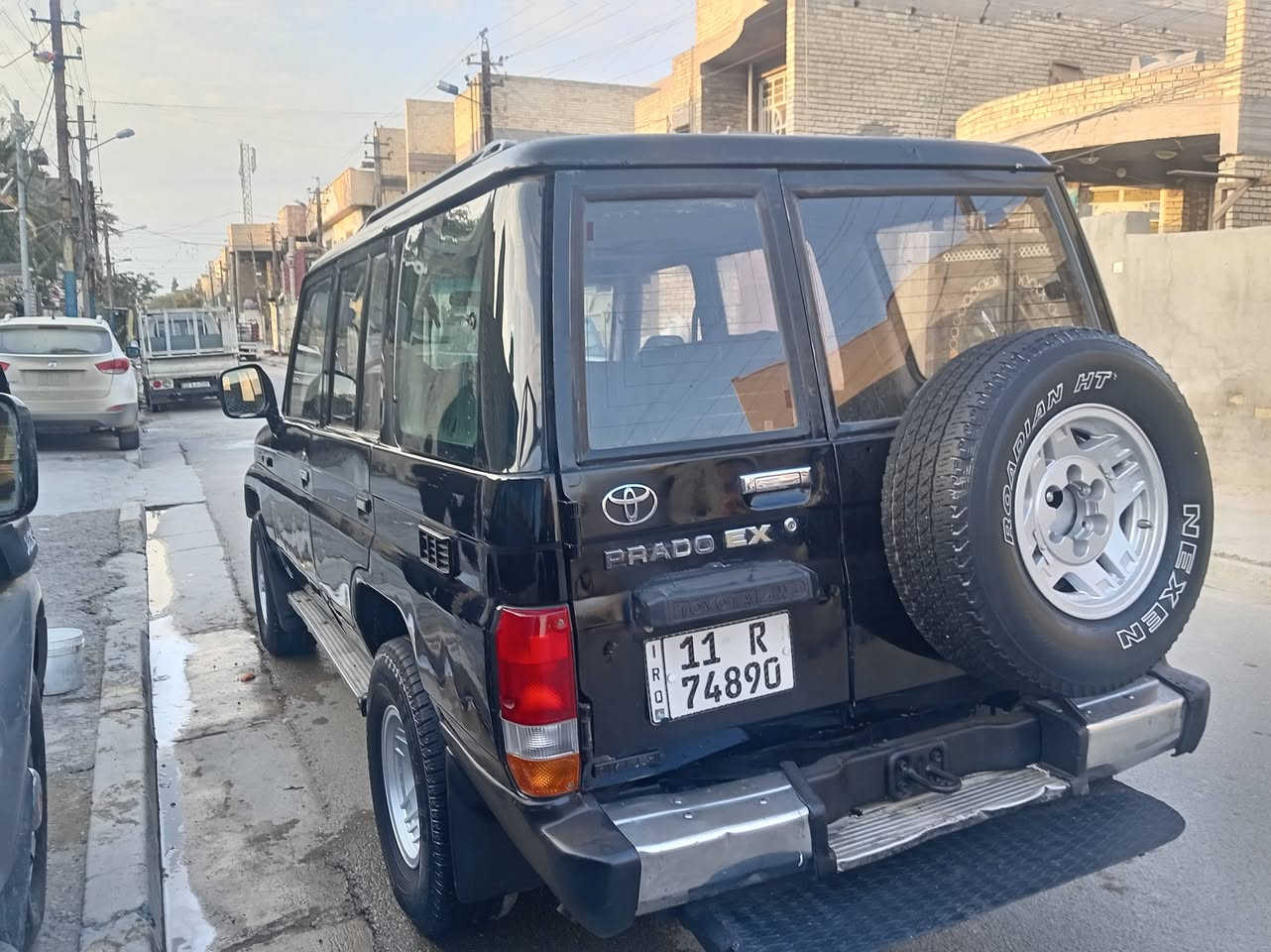 سلام عليكم لاندكروز برادو
موديل ٩٦ رقم بغداد انكليزي
مكينه ففتي ثنين ونص
صدرها نص ونص
كهربايتها شغاله
سياره مصبوغه الجماليه 
دوشمه جديده
العنوان بغداد مدينة الصدر الاورفلي
السعر ٥٥ وبيها مجال شي بسيط
رقم الهاتف ***********
