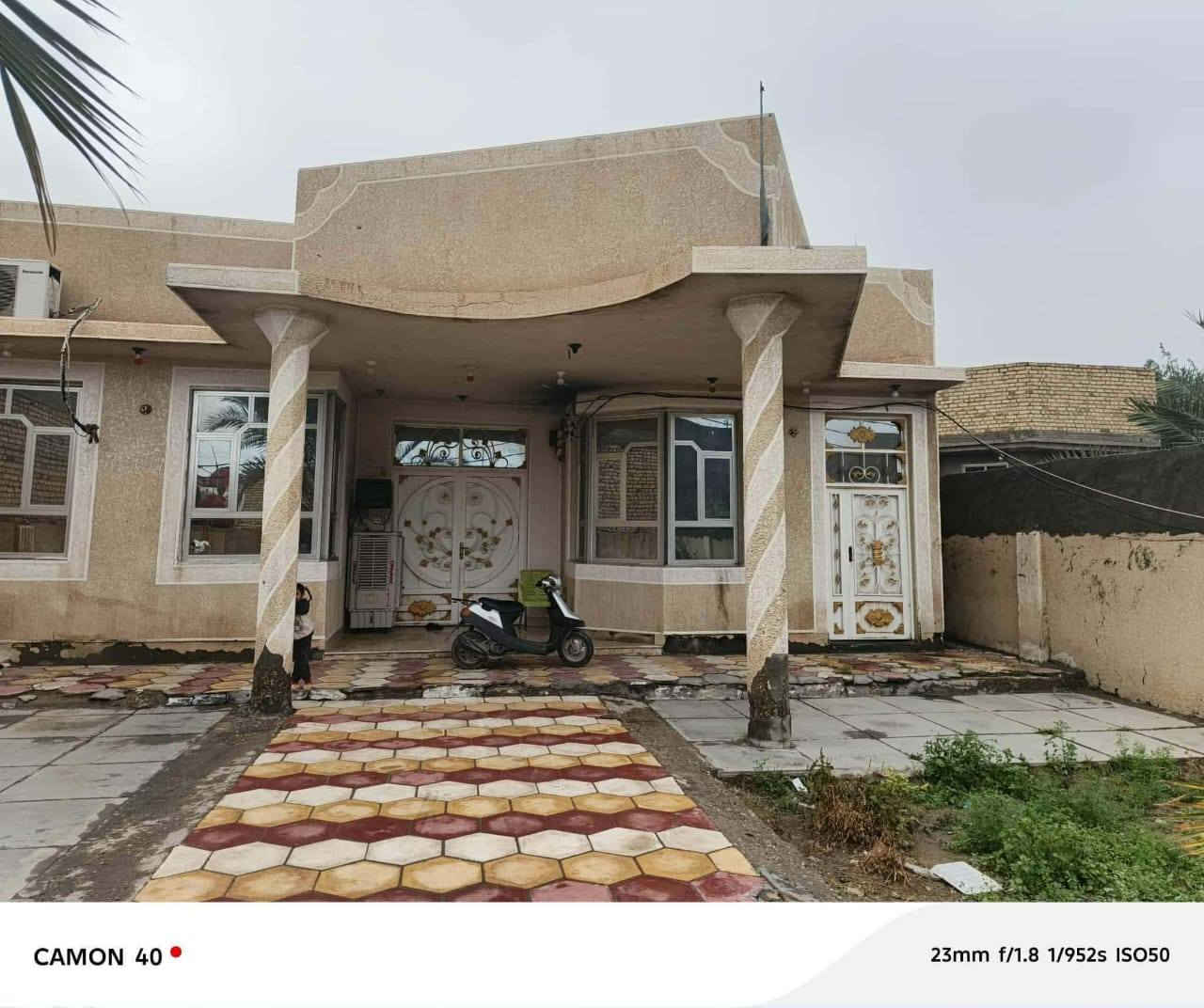 للبيع للبيع
#دار في منطقة أم الهوش خلف المستشفى 
قريب من محطة الكهرباء النزله الأولى التبليط #نقل أسهم مداور بأسم المشتري
#المساحة الكلية 500 متر 
#مساحة البناء 280 متر مسلح 
#بناء سنة 2012
#يحتوي على
يتكون من ثلاث غرف نوم 5 في 5 ومطبخ 5في5 واستقبال 9 في 4 السطح كونكريت مسلح والارضيه مرمر وحديقتين وكراج واسع وصحيات داخليه وخارجيه .
للاستفسار او كثر مراسلتنا على الخاص او الاتصال على الأرقام التالية أو مراجعة مكتبنا 
مكتب الفخامة للعقارات في السماوة 
الواقع في منطقة الحكم قرب مكتب العصائب القديم ومقابل باب متنزه الزهور
***********
***********
***********
