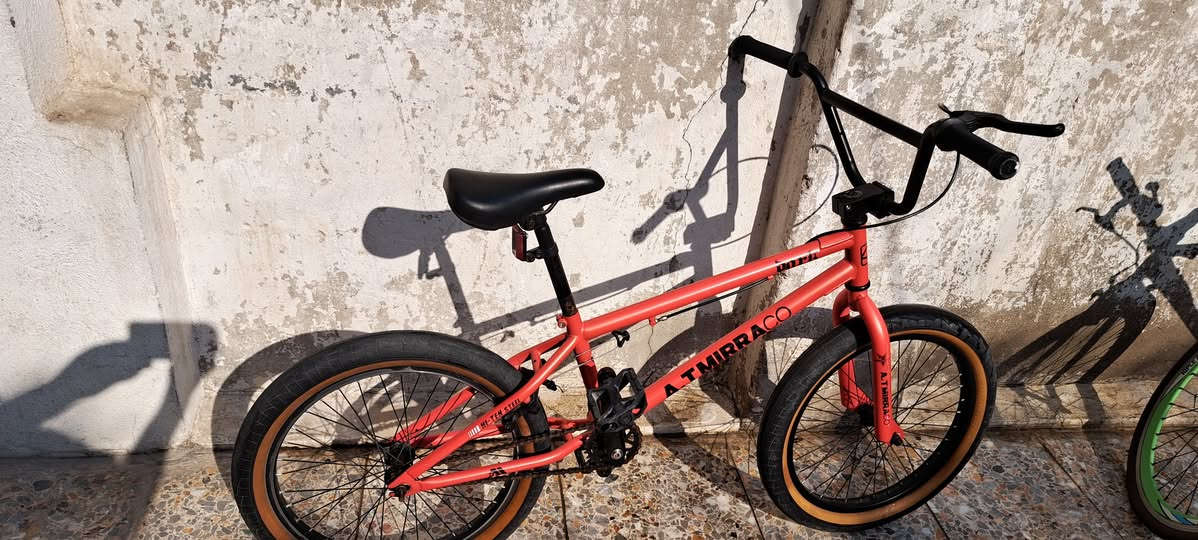 باسيكلات عدد اثنين للبيع سوه الاحمر حجم ٢٠ اخو الجديد استعمال قليل والابيض حجم ٢٦ مستعمل معوز تاير وجوب وتعديل ميزانية الكير ،،سعرهن ١٤٠ قفل قفل ،الحرية الدولعي ،،***********
