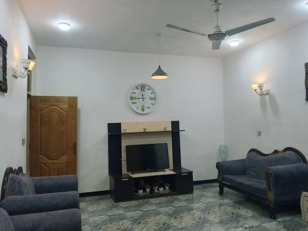 مرحبا البيت لبيع مساحه 200 الموقع بكرلي الرابعه مقابل 
بيت القاضي حسن الحميري 
بناء حديث طابقين 3غرف نوم 
البيت جاهز ثاني بيت عن الشارع العام 
طابو زراعي 
***********
