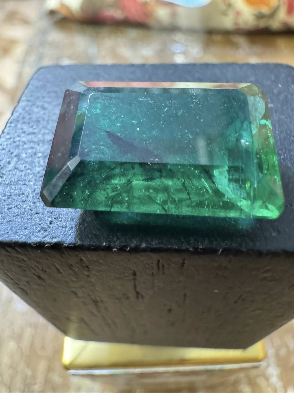 زمرد كولومبي 17.75 قيراط صفاء ونقاوه عاليه جداً مستعجل للبيع لغرض دفع اقصاط الجامعهمستعجل للبيع جداً رقم الهاتف***********
