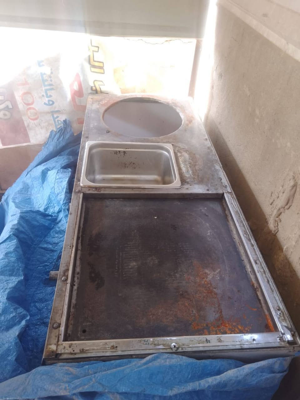 سلام عليكم 
عندي غراض مطعم للبيع 
ثلاجه  عاطله ما اعرف اشبيها 
سقيفه 
ميز 
طباخ 
وسنك 

العنوان بغداد الدورة 

رقم الهاتف ***********
غير متواجد على الفيس
