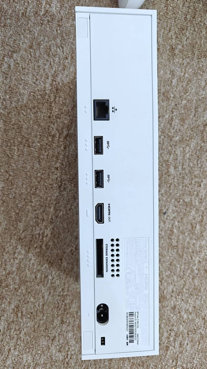 سلا​ عليكم جهاز: Xbox Series S، النسخة البيضاء (512GB SSD)، سريع جداً بالألعاب ونظيف 100%..
​الملحقات: يدة التحكم الأصلية + قاعدة شحن DOBE مع 4 بطاريات شحن (تنسى موضوع شراء البطاريات).
​يو بي اس (UPS): ماركة WB Power سعة 1500VA، يحمي الجهاز من انقطاع الكهرباء وتذبذبها ويشغله فترة طويلة.
​الوايرات: كاملة وأصلية (HDMI وواير الباور).
​الحالة: الجهاز أخو الجديد، استخدامه جداً بسيط 
السعر: 375,000 دينار (قابل للتفاوض البسيط)
المكان: الديوانية / غماس
للتواصل: *********** أو مراسلة
