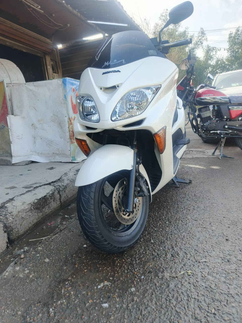 08
كهربائيات كلها شغاله 
كفاله مكينه 
برغي ممفتوح بيها 
دراجه اكفلها الك من كل النواحي 
7 تحويلات 
دراجه خير من الله ماشيه 25 الف جيب فيتر وتعال 
الدراجه مال ابو مخبز من البيت للمحل دهن موتورل بانزين كله محسن مرات سوبر 
وياها خوذة وجادر 
سعر مليون و700 وبيها مجال 
***********
